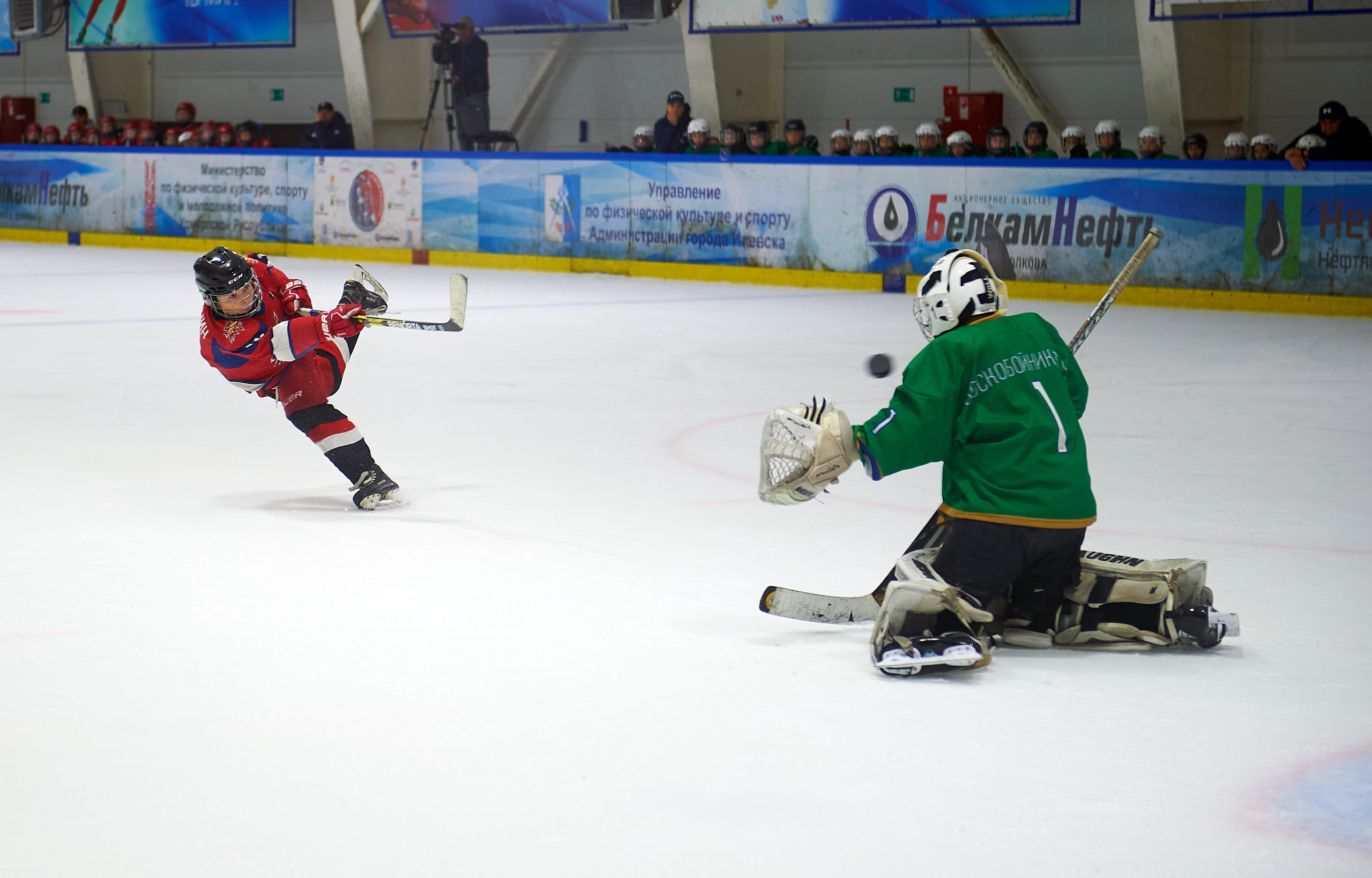 Хоккей. Фрагменты съемки для ХК Ижсталь-2013. Спортивный репортажный фотограф в Ижевске Сергей Мерзляков