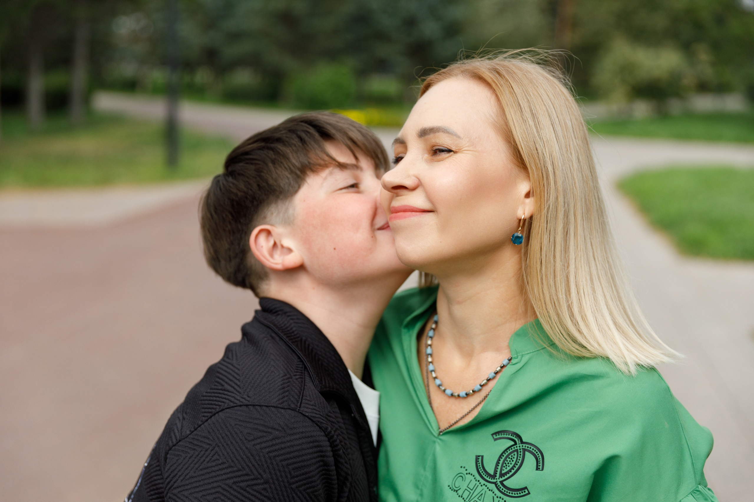 Осенняя фотосессия на берегу Оми для дружной семьи. Фотограф Анна Телекаева, выпускные альбомы, семейные и репортажные съемки в Омске