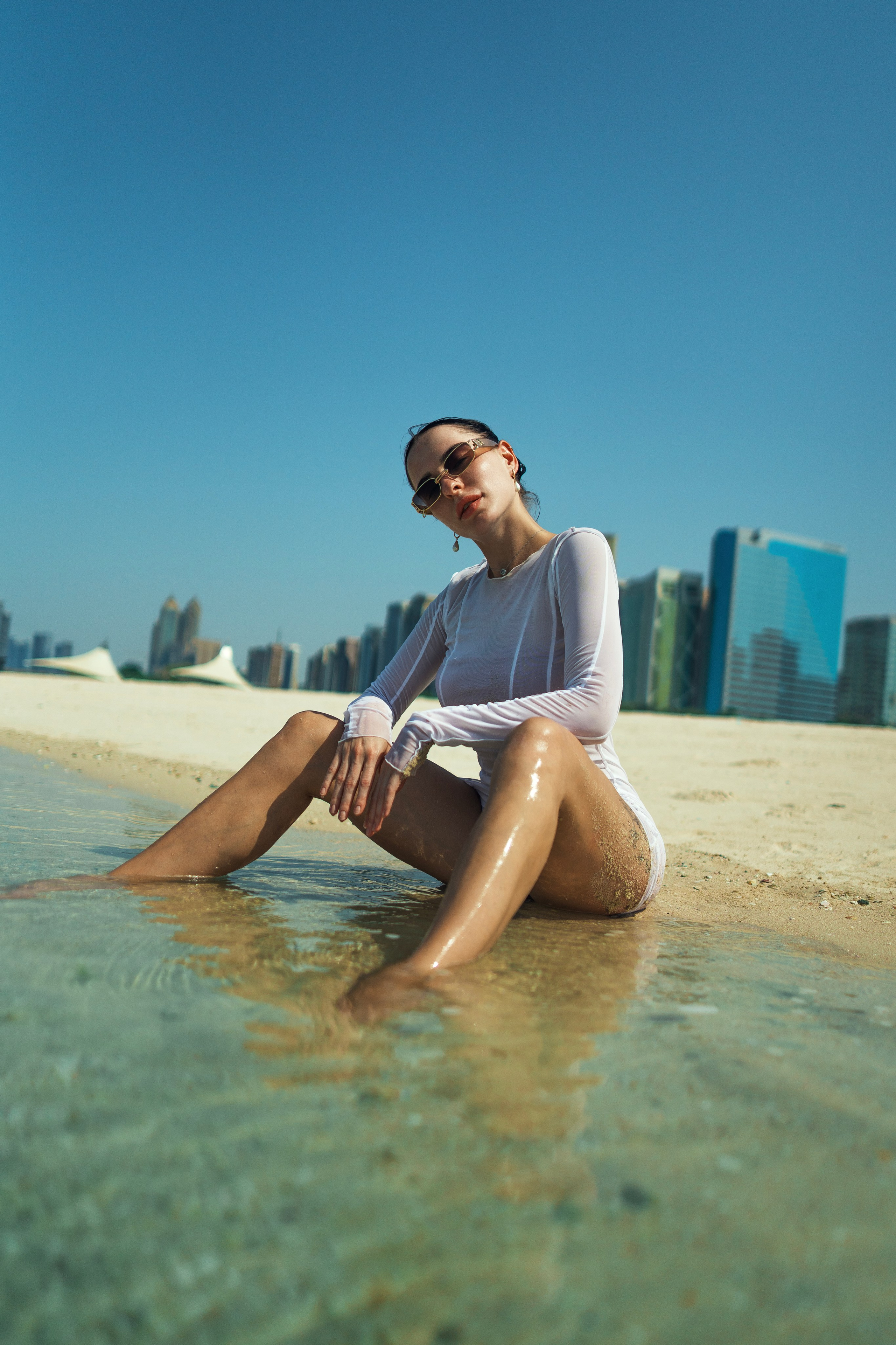 Девушка на песочном пляже 