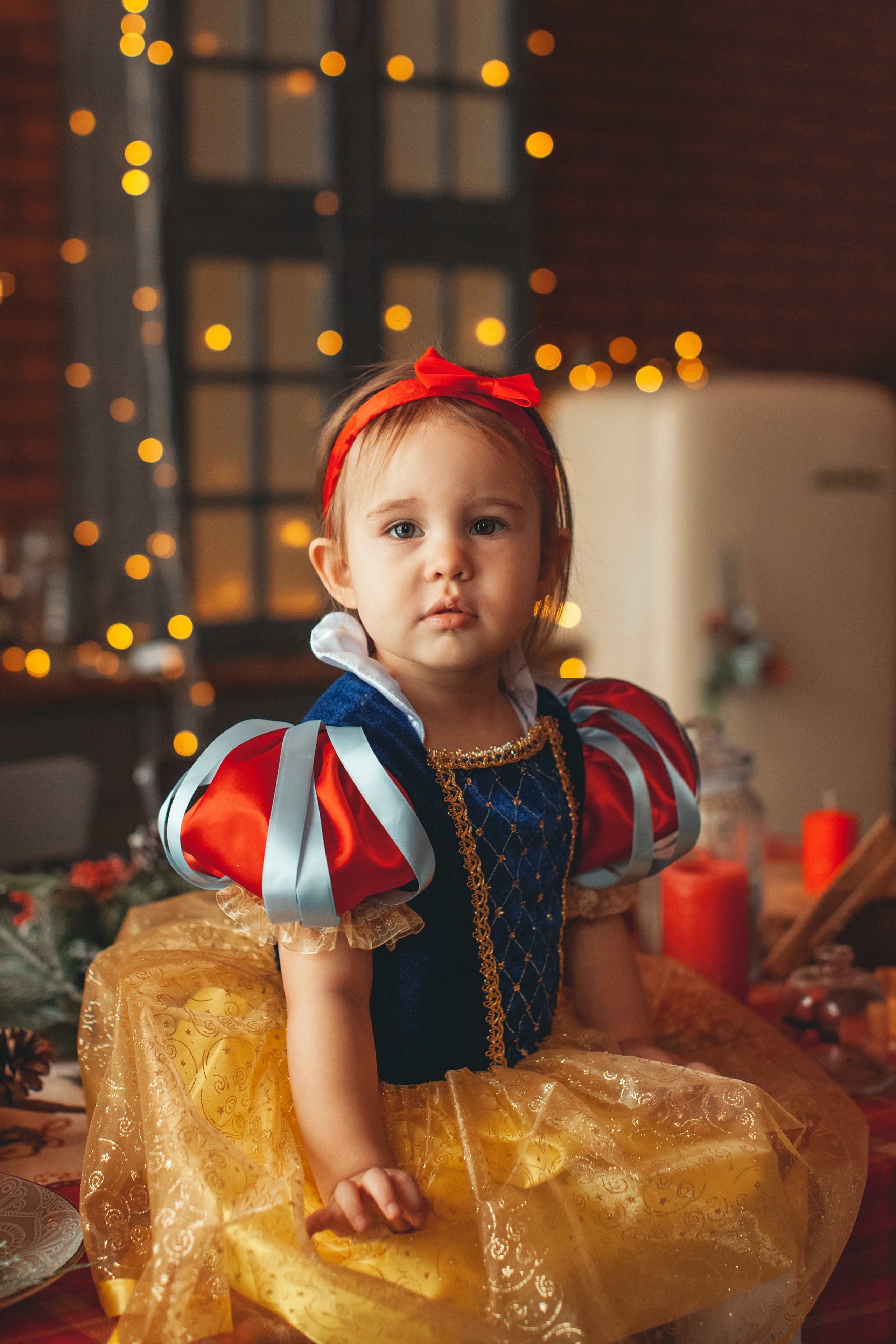 милая белоснежка с разными глазами.