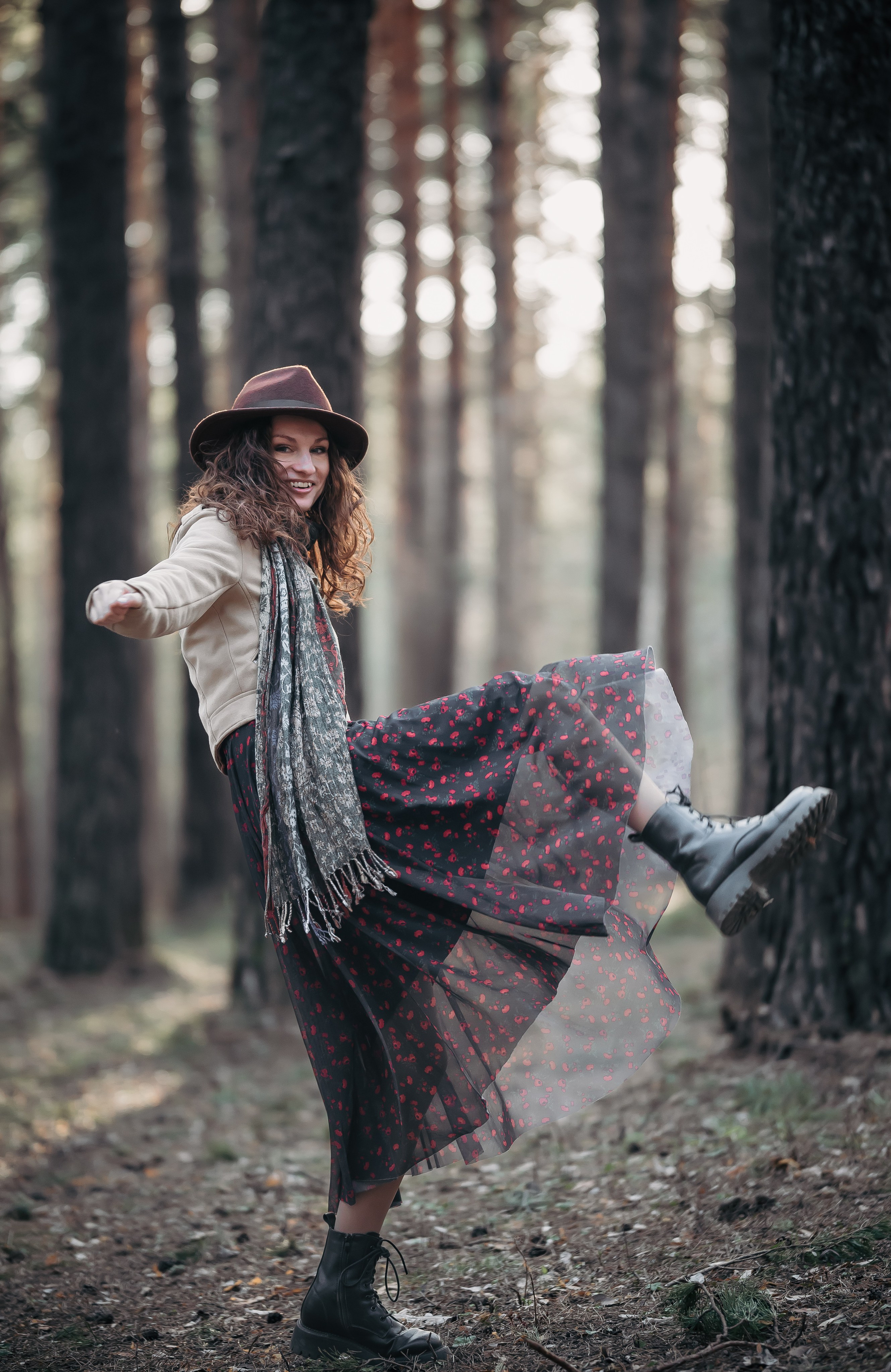 Девушка весело позирует в лесу. Фотограф в Новосибирске