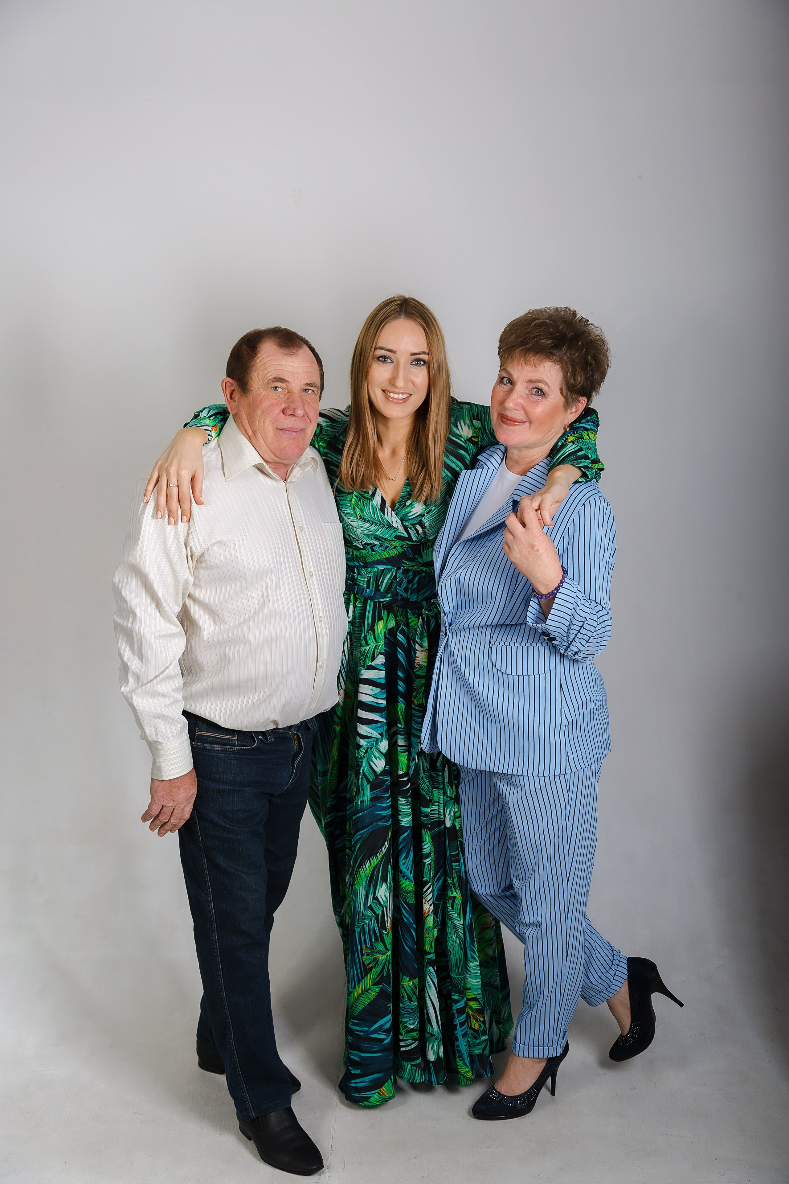 Новогодняя семейная фотосессия в студии в Волгодонске