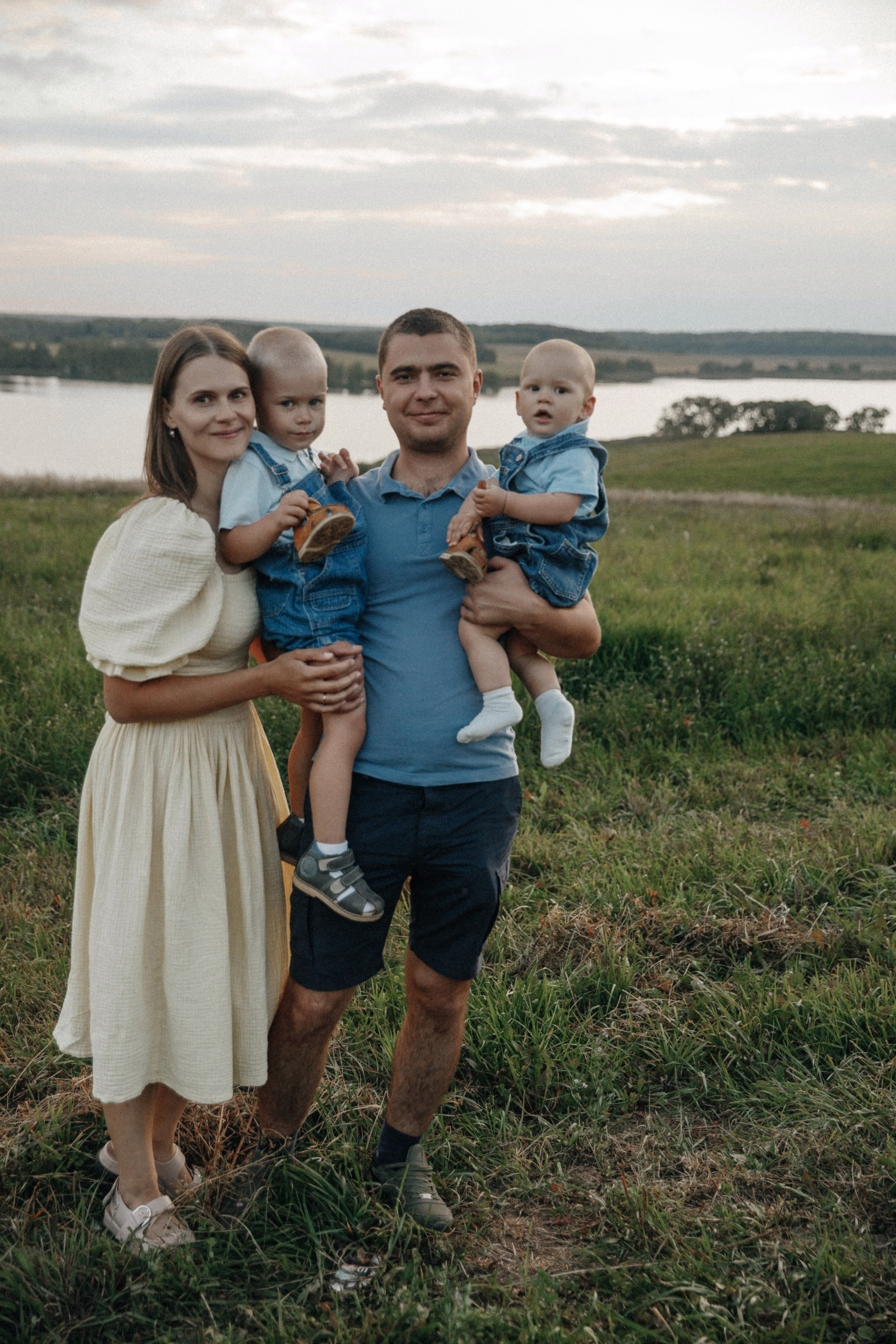 Семейные фото на природе, поле с колосьями, фотограф Владимир