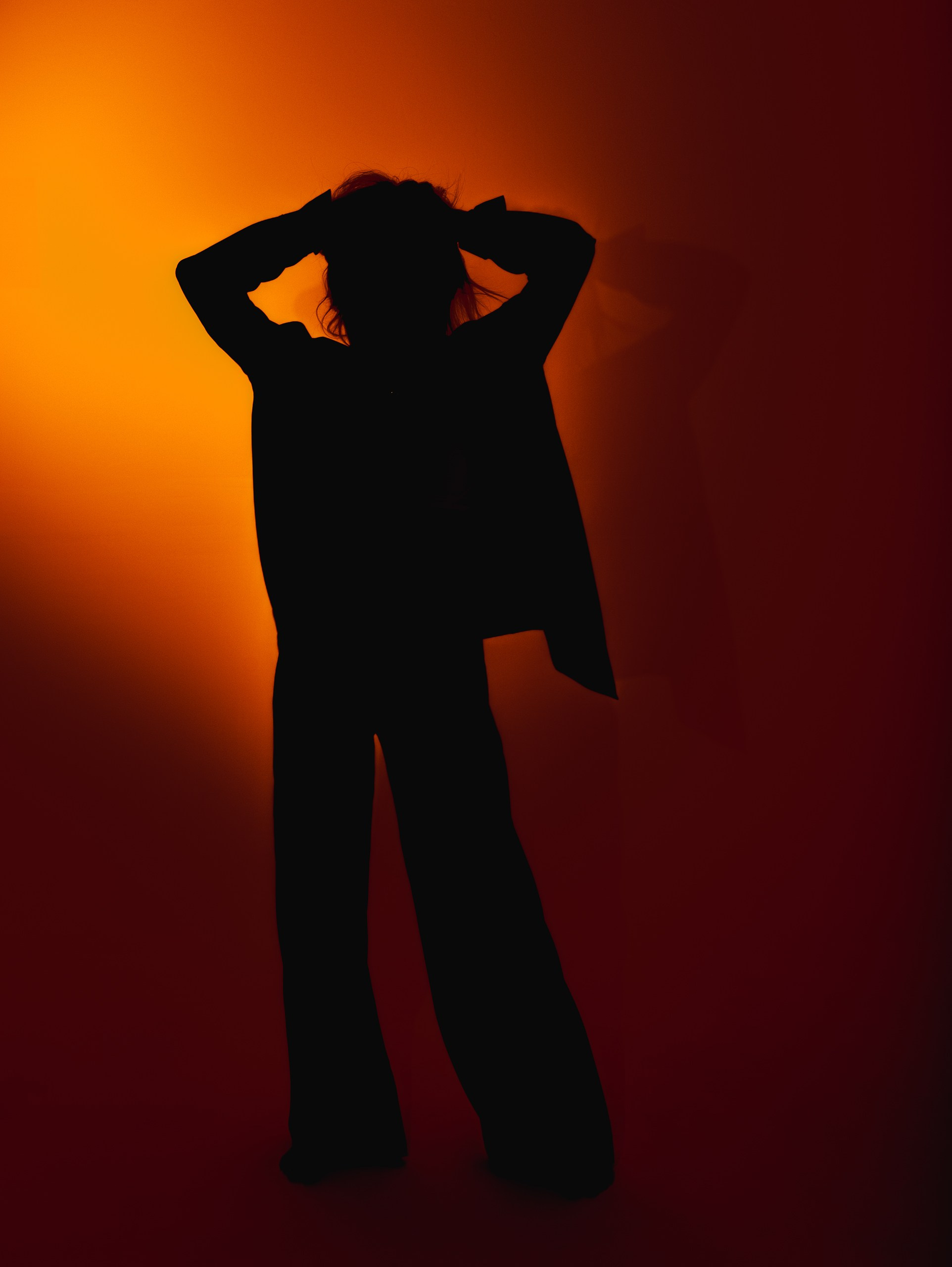 Эффект пятна на фоне при съемке модели на циклораме