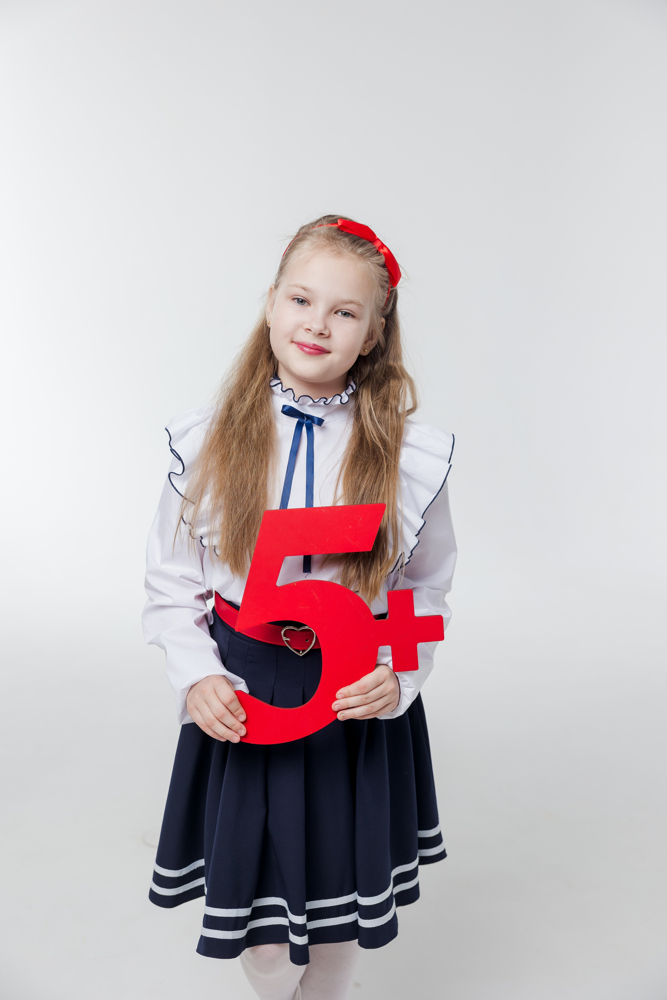 Портрет девочки в студии с надписью пятёрка