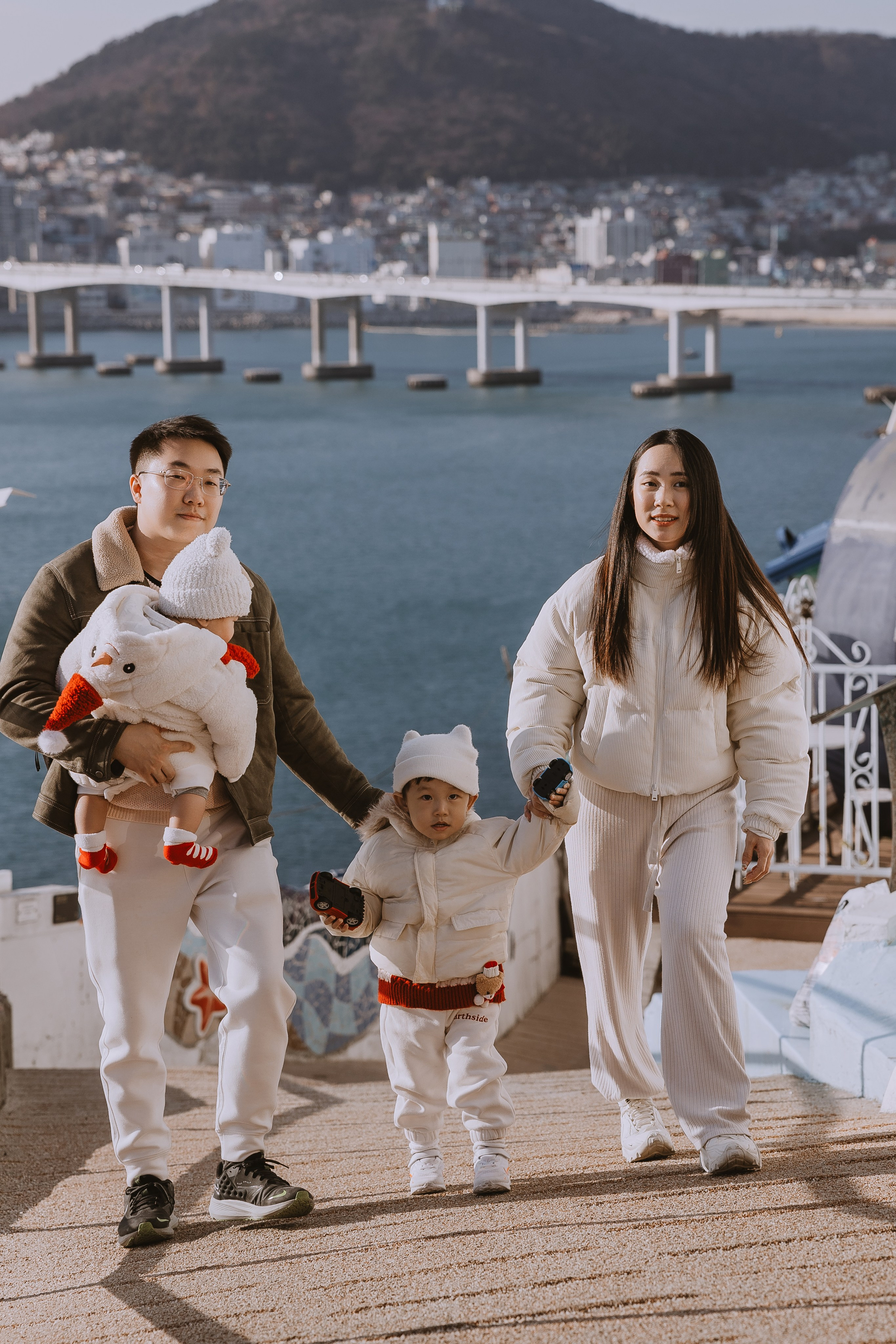 Семейная прогулка в Пусане. Зимняя фотопрогулка по Пусану. Фотопрогулка в Пусане. Семейная прогулочная фотоссесия. Фотосессии в Пусане. Фотоссесии в Корее. Фотограф Пусан. Какую одежду выбрать для фотосессии зимой. 
