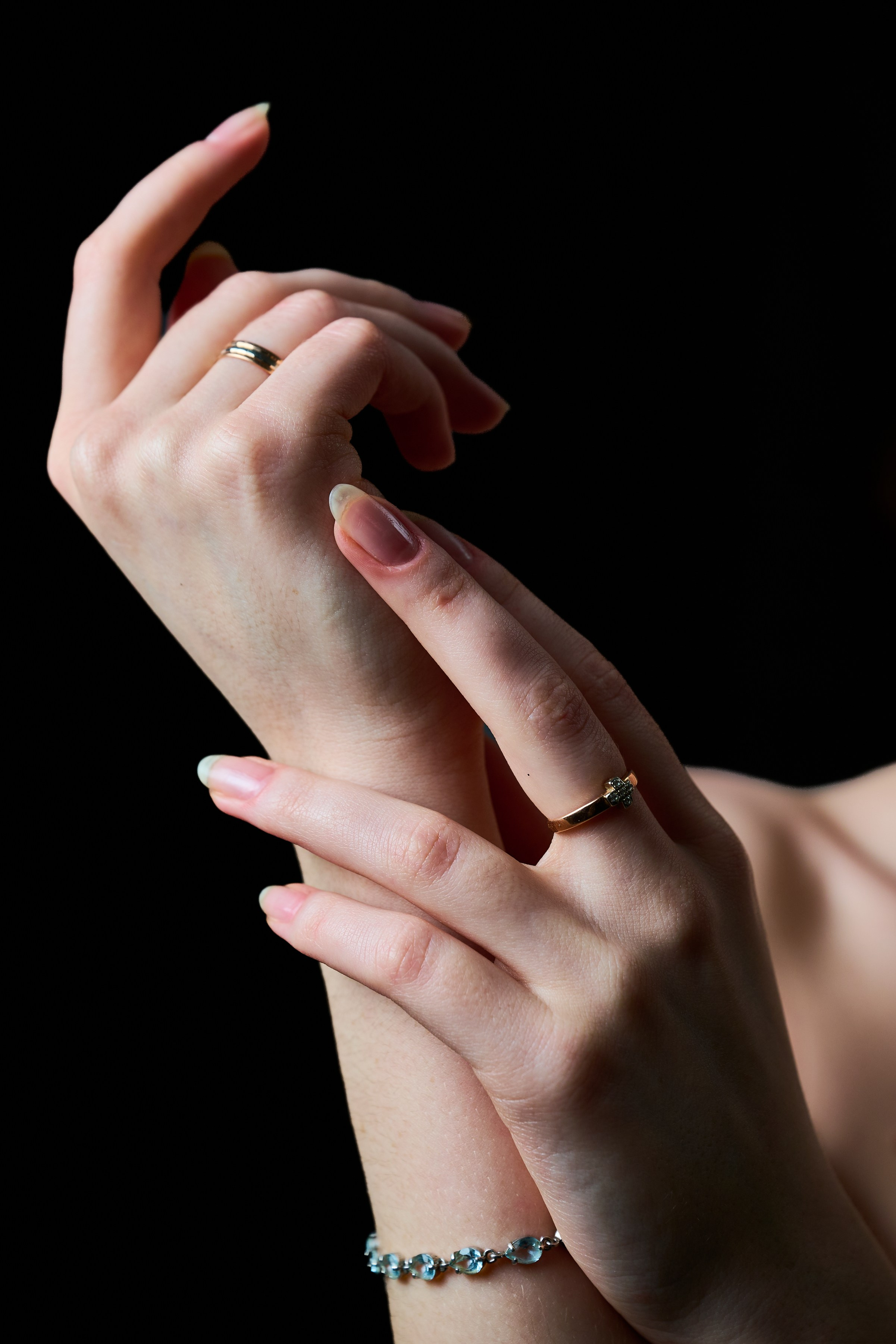 Тихая женская фотография — съёмка без ролей и позирования, где важнее состояние, чем образ