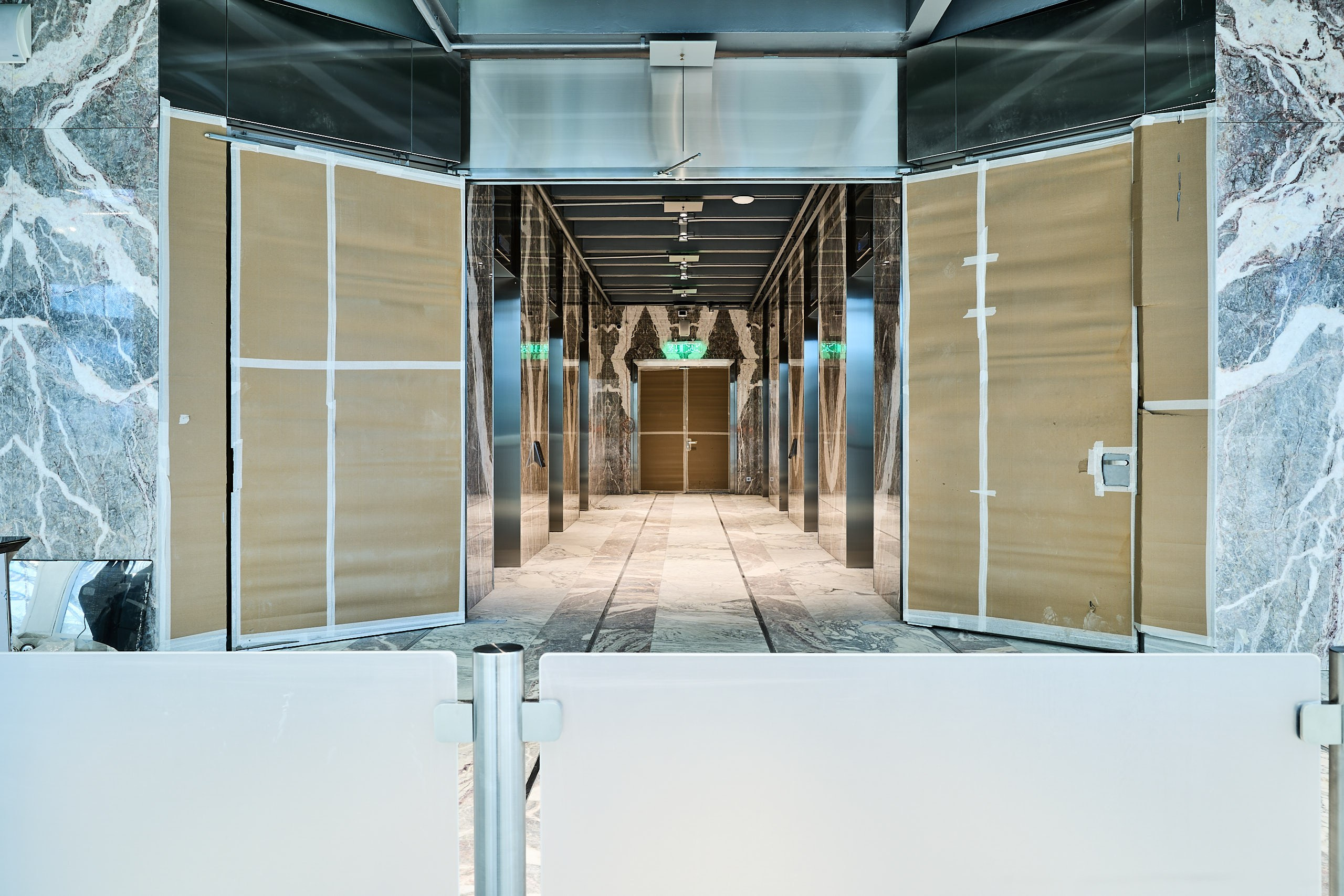 Интерьерная фотография лифтового холла в отделываемом стилобате достраивающегося офисного комплекса iCity от MR Group