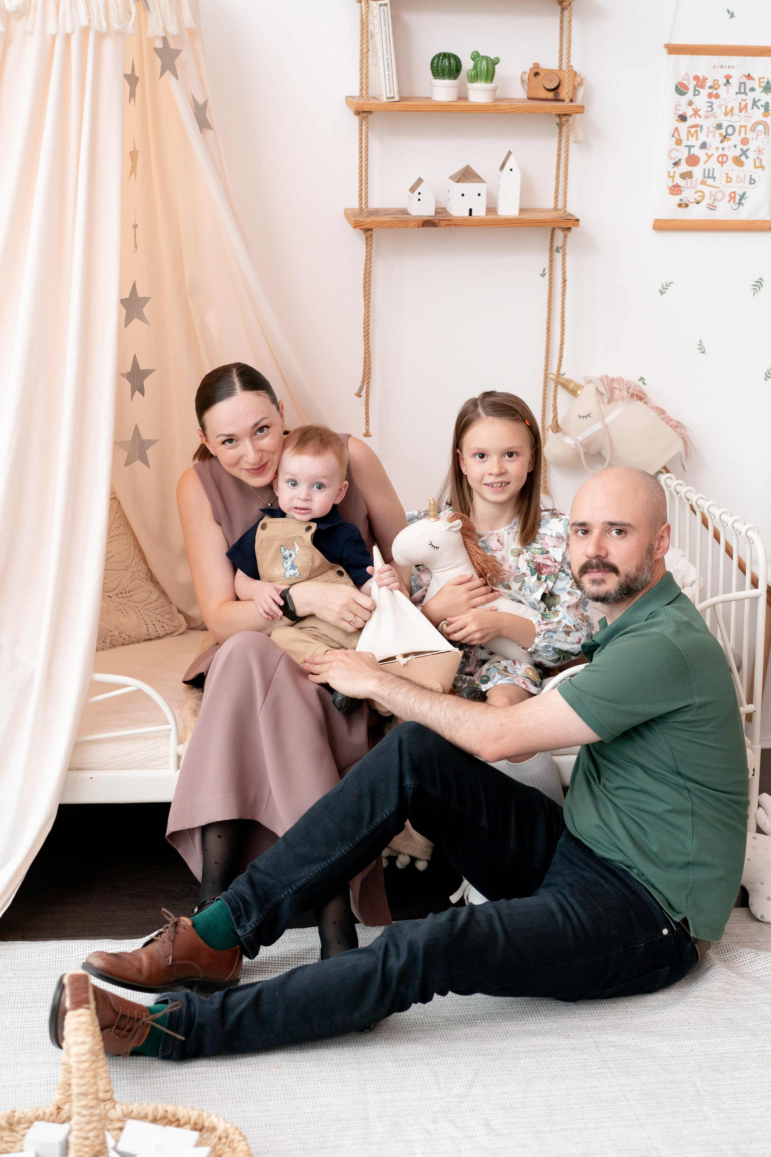 Петр и Алла с мамой и папой!. Детская, семейная фотостудия в Санкт-Петербурге