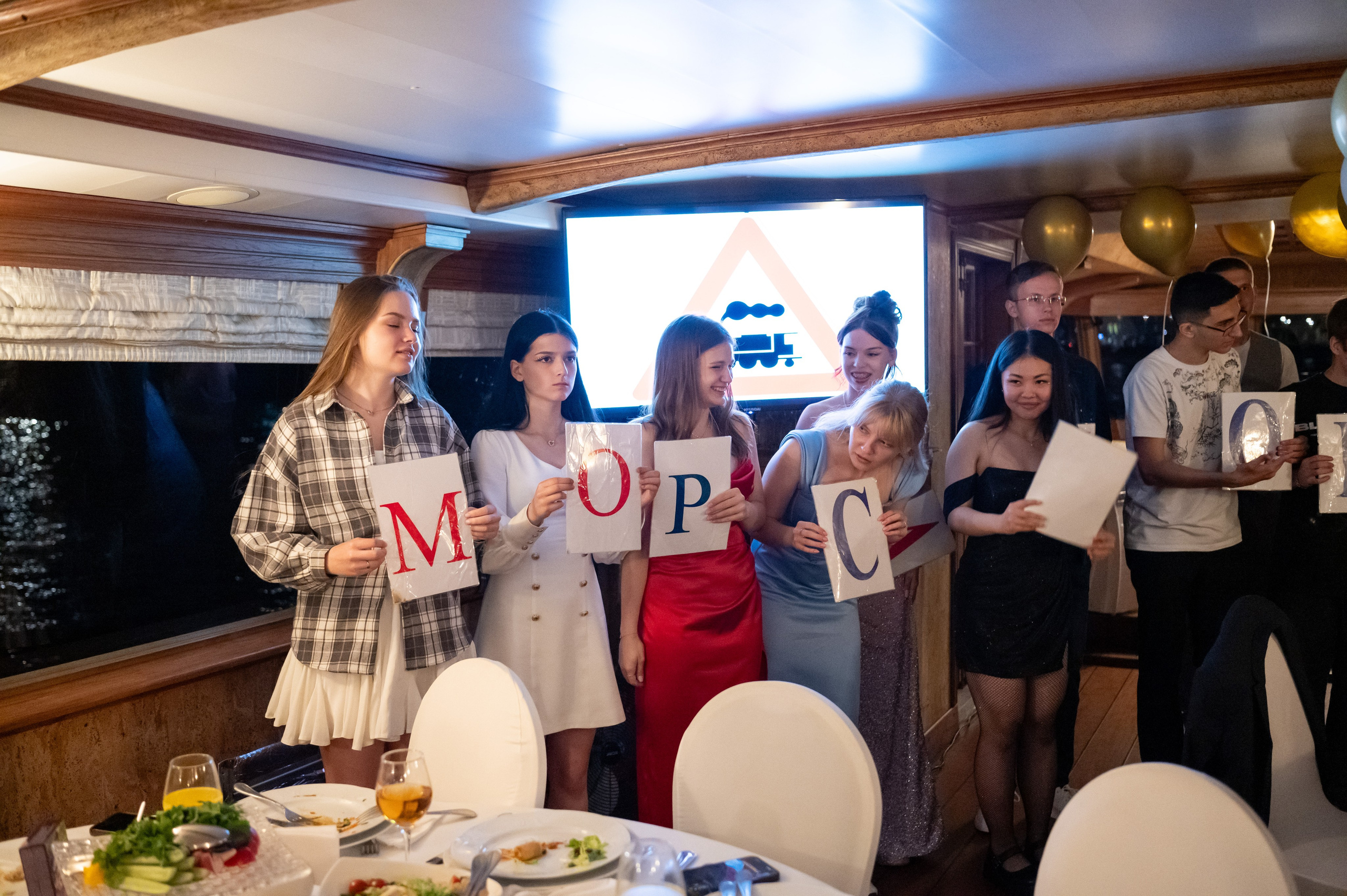 Выпускной вечер 11 класс на теплоходе. Детский и семейный фотограф г. Москва Оксана Катаджи