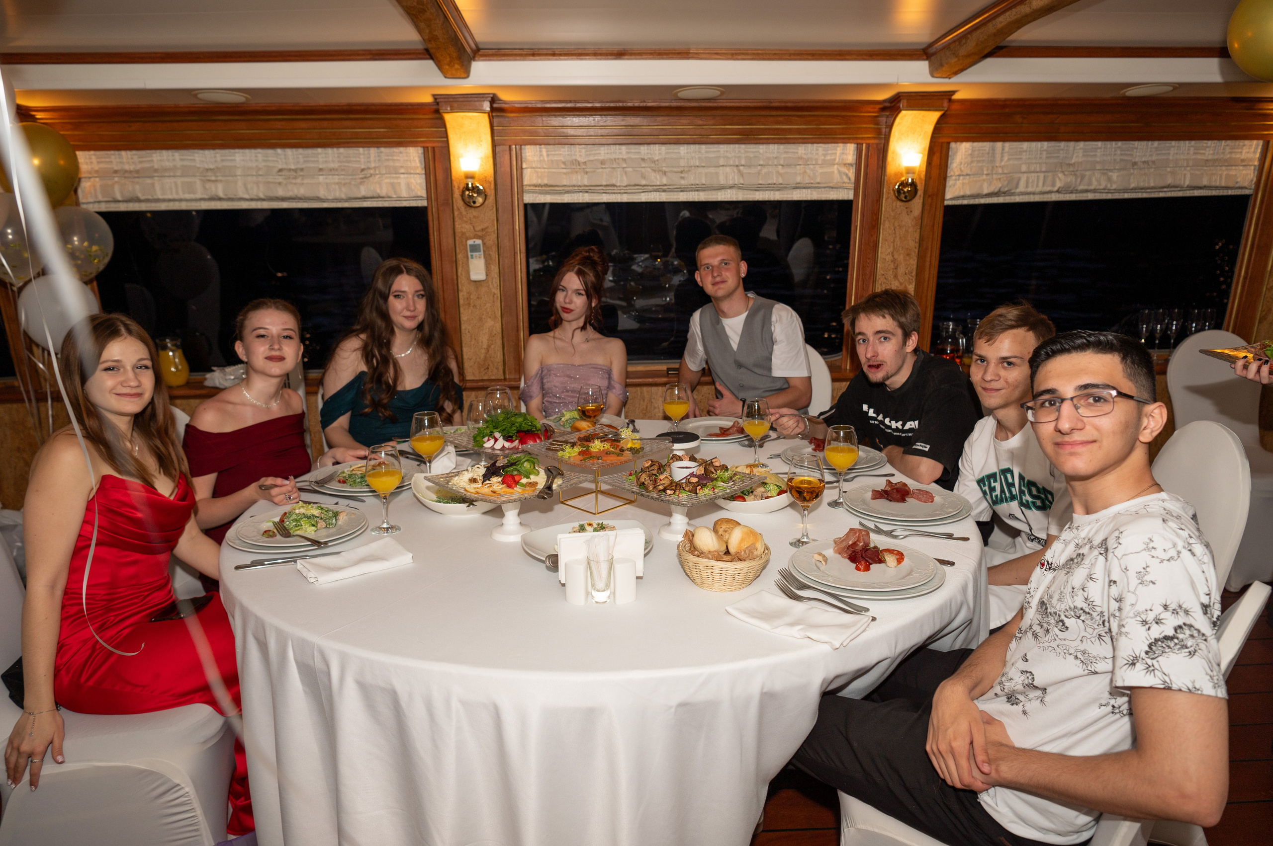 Выпускной вечер 11 класс на теплоходе. Детский и семейный фотограф г. Москва Оксана Катаджи