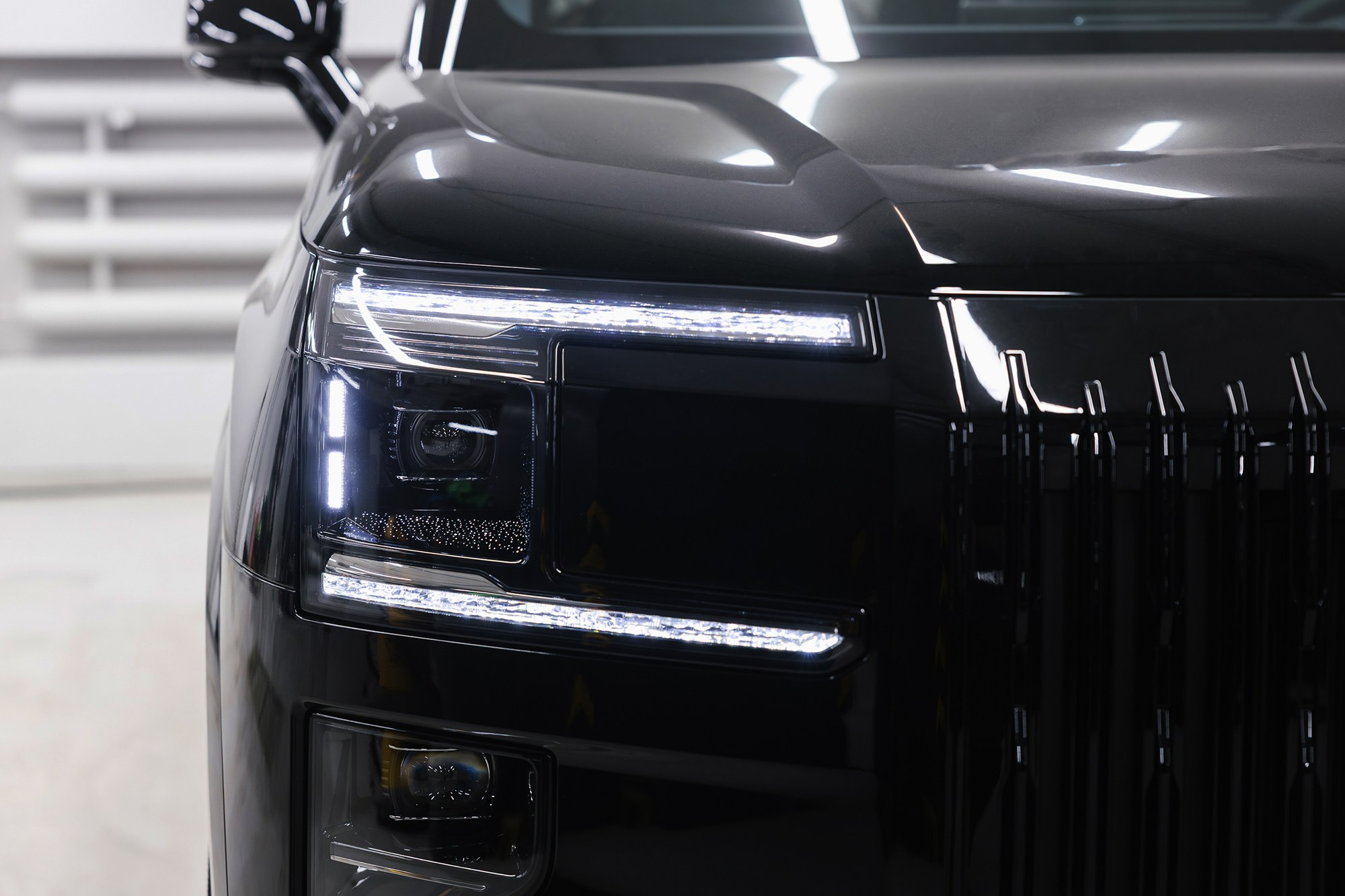 Zeekr 9X 2.0hyb 4WD AT (1401 л. с.) 2025, последовательно-параллельный гибрид, АКПП, 4WD. Автосалон «Х-Авто»