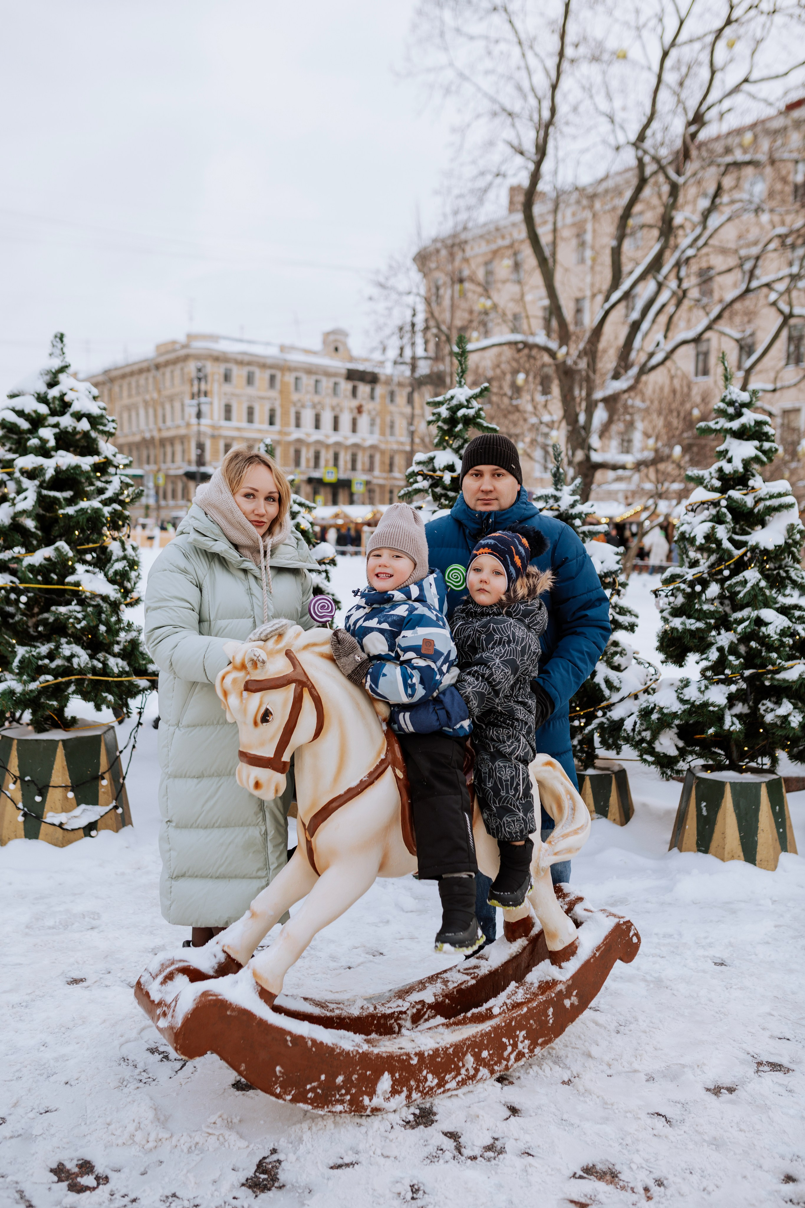 Семейная, Манежная площадь