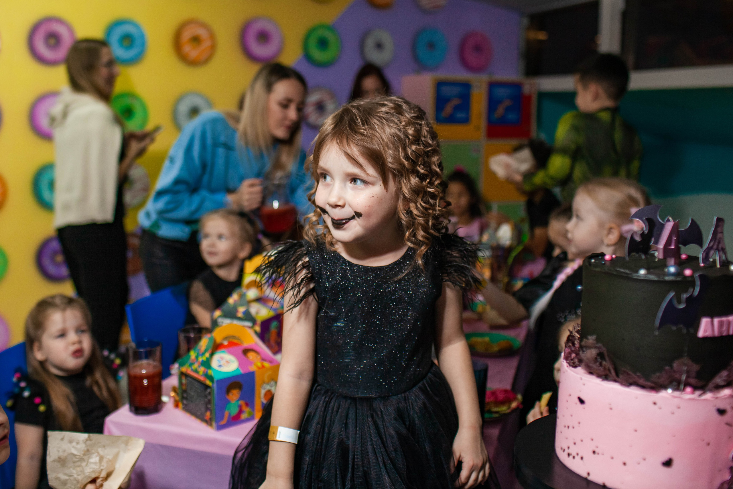 День Рождения Анечки в стиле Уэнсдей. Детский и семейный фотограф в Санкт-Петербурге Елизавета Сорокина