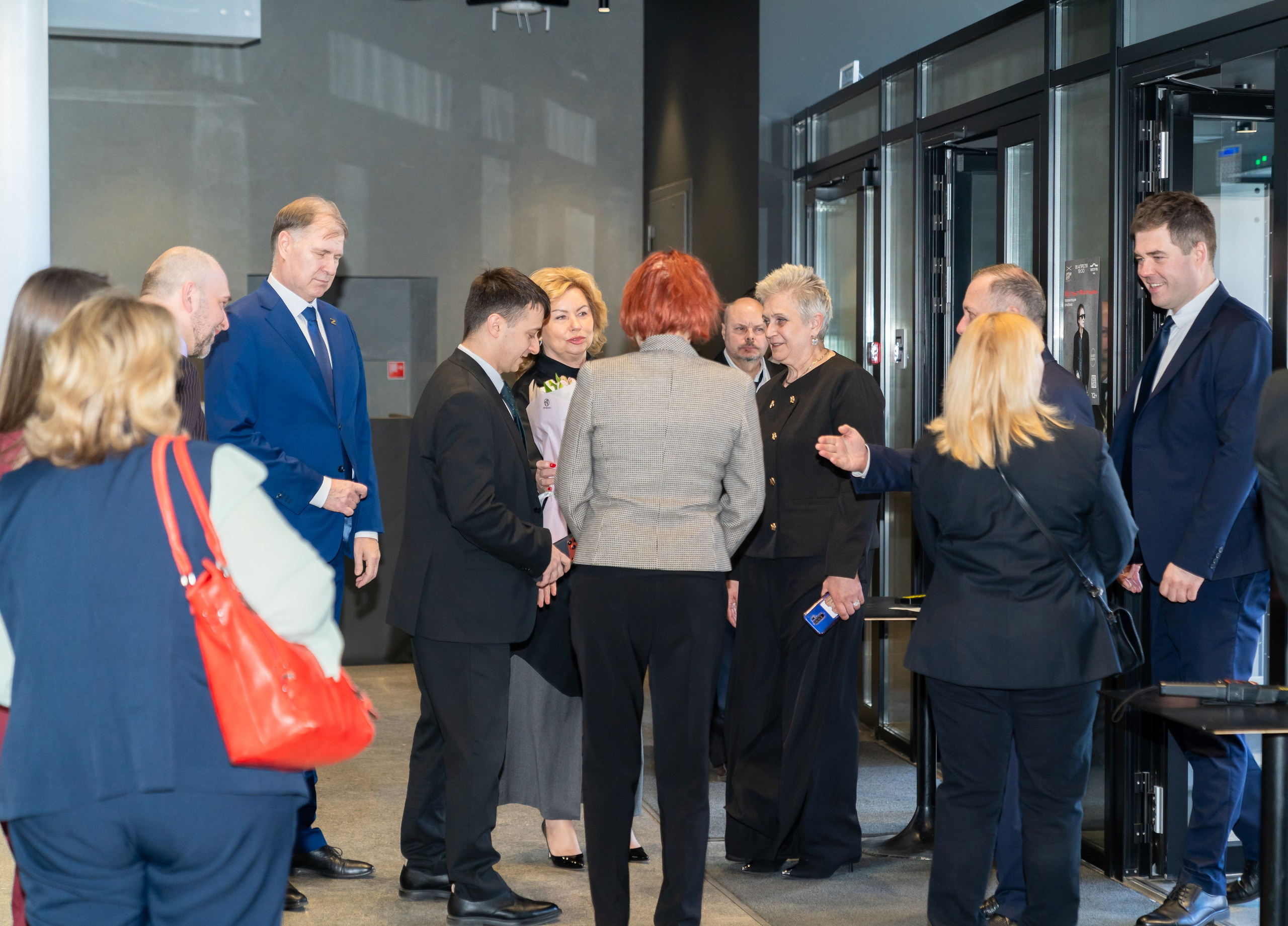 Неформальное общение гостей на Дне местного самоуправления в Санкт-Петербурге. Группа людей у входа в зал. Фотография Евгения Мальцева.