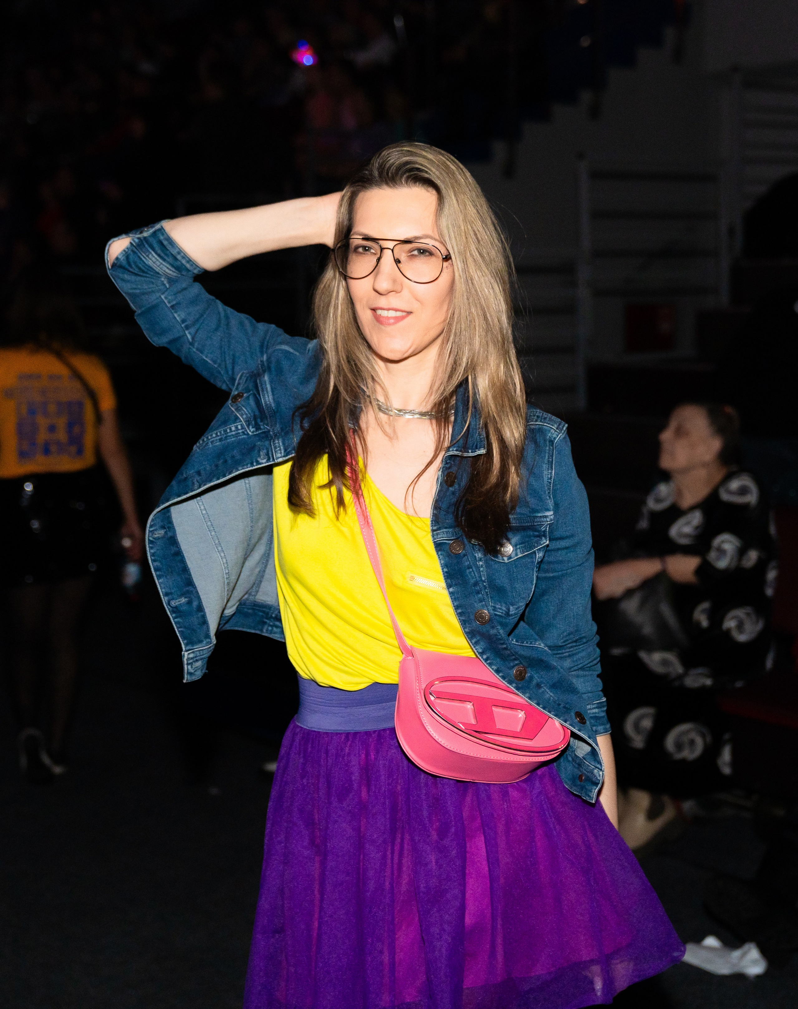 "Женщина в ярком образе (джинсовка, жёлтый топ и фиолетовая юбка) на Дне рождения компании Ленремонт. Сольный концерт Светланы Разиной в КСК Арена, Санкт-Петербург. Фото Евгения Мальцева.