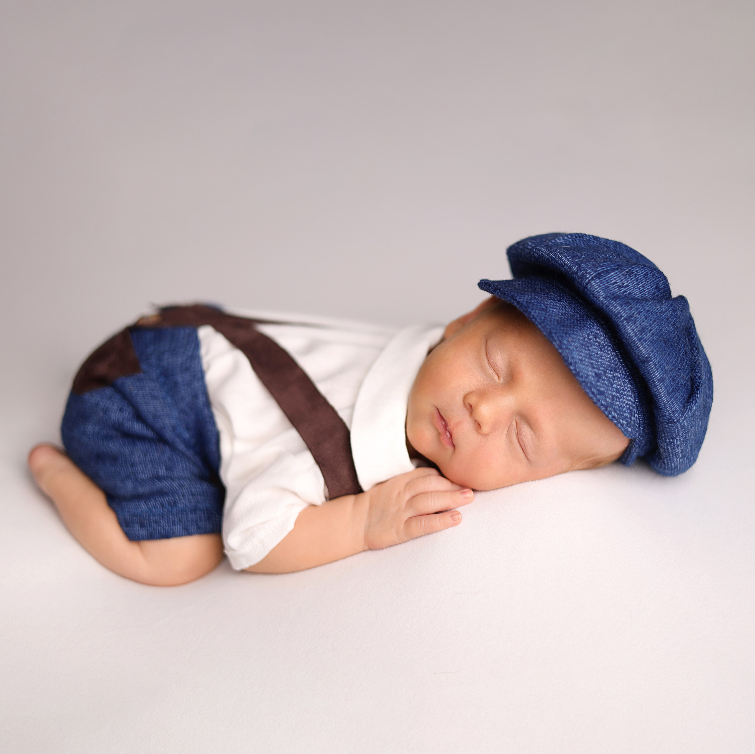 Каталог костюмчиков для новорожденных мальчиков. Фотограф новорожденных Москва. Ньюборн фотограф Москва