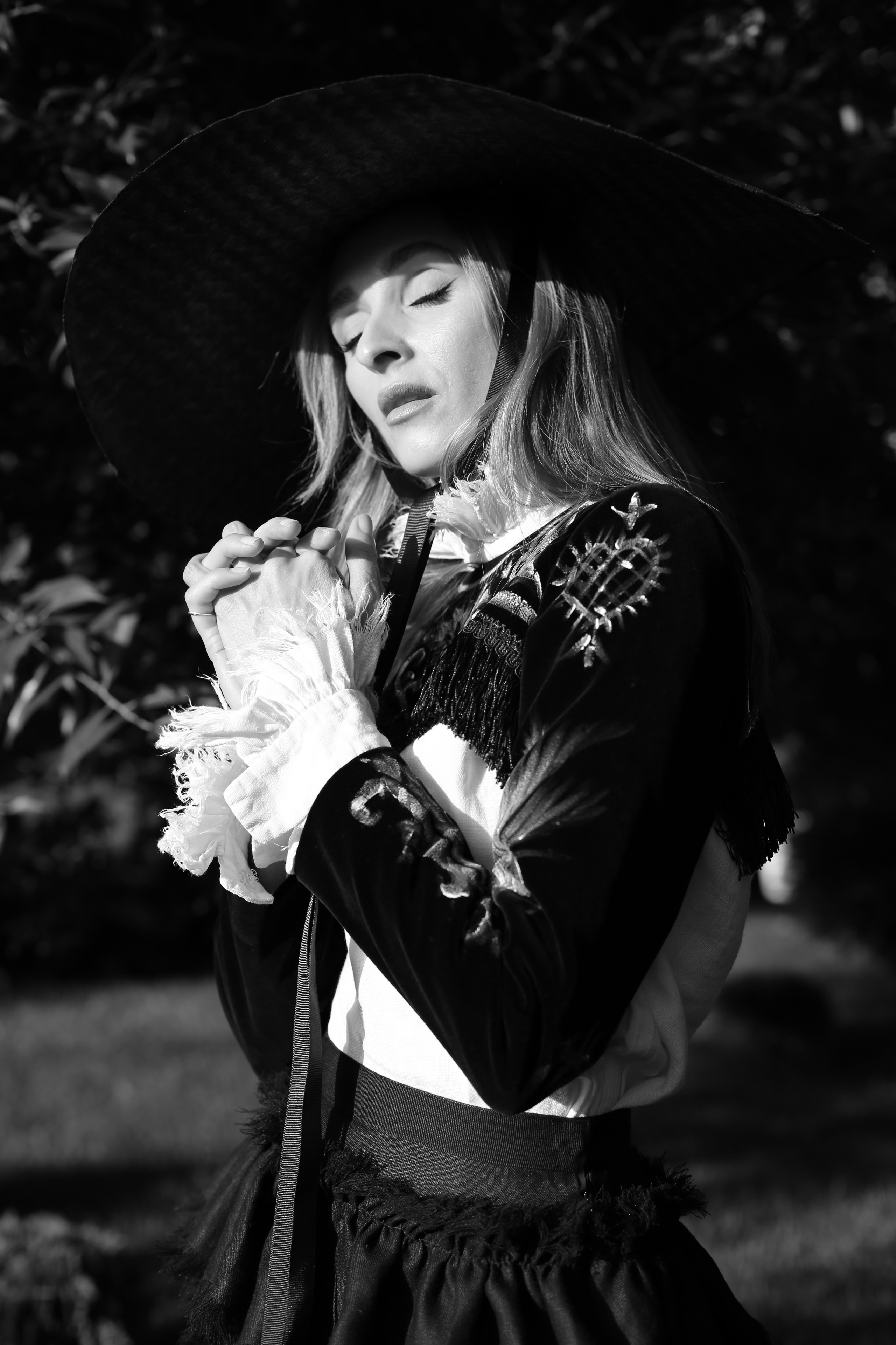 LOOKBOOK. Фешн дизайнер, фотограф, художник Яна Лазарева в Москве