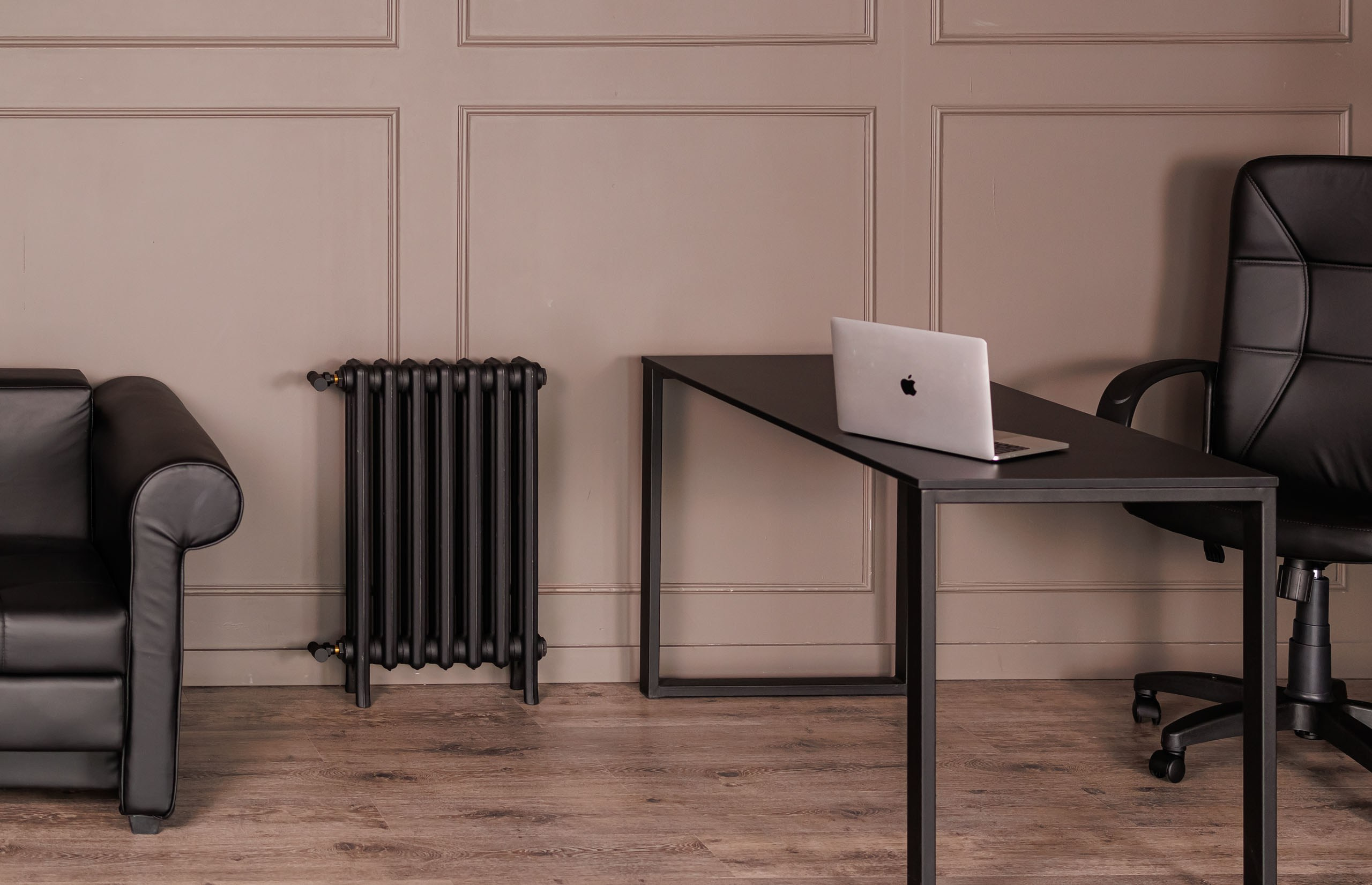 Предметные фотографии дизайнерских радиаторов отопления в стиле ретро