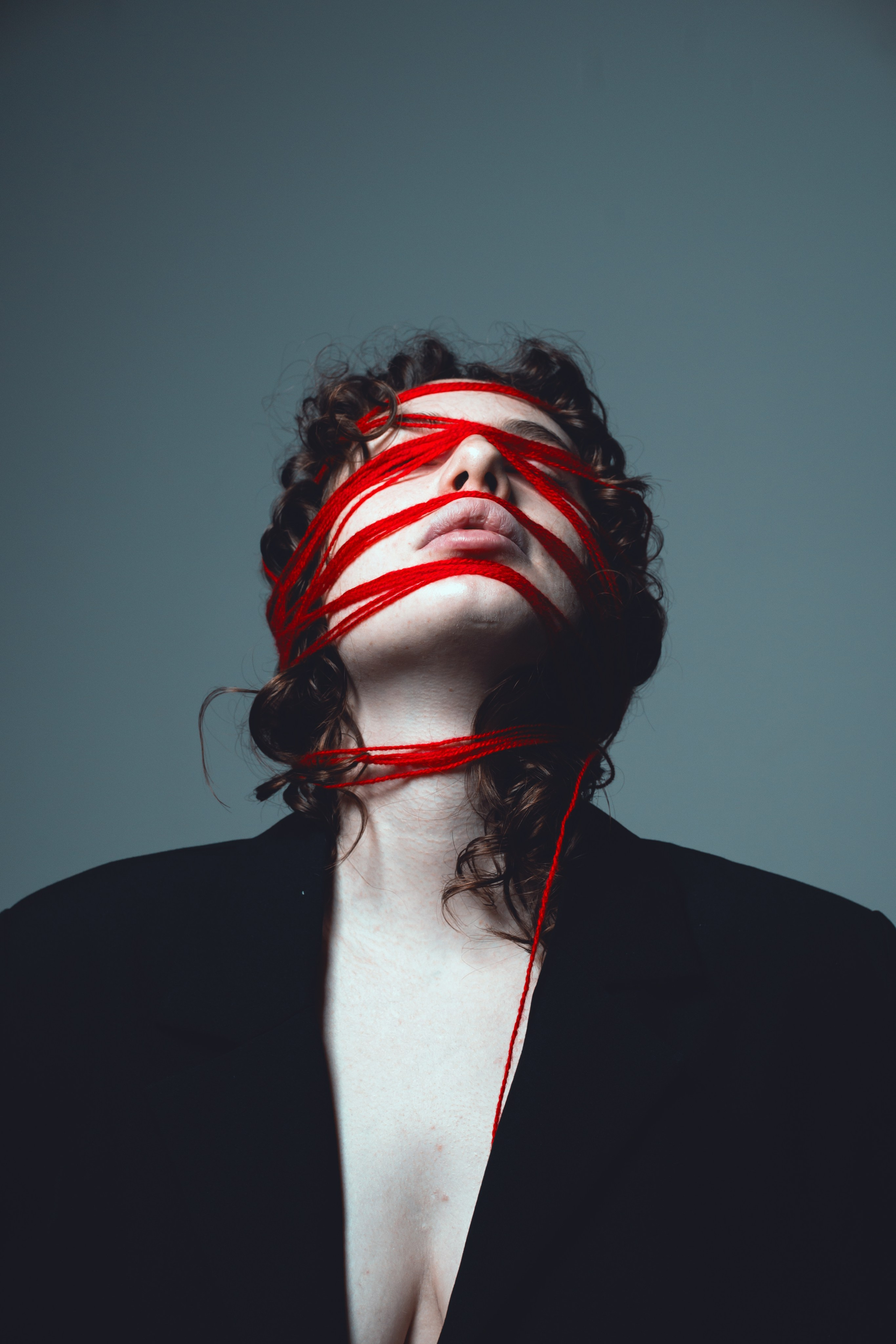 Съёмка в студии с красными нитками