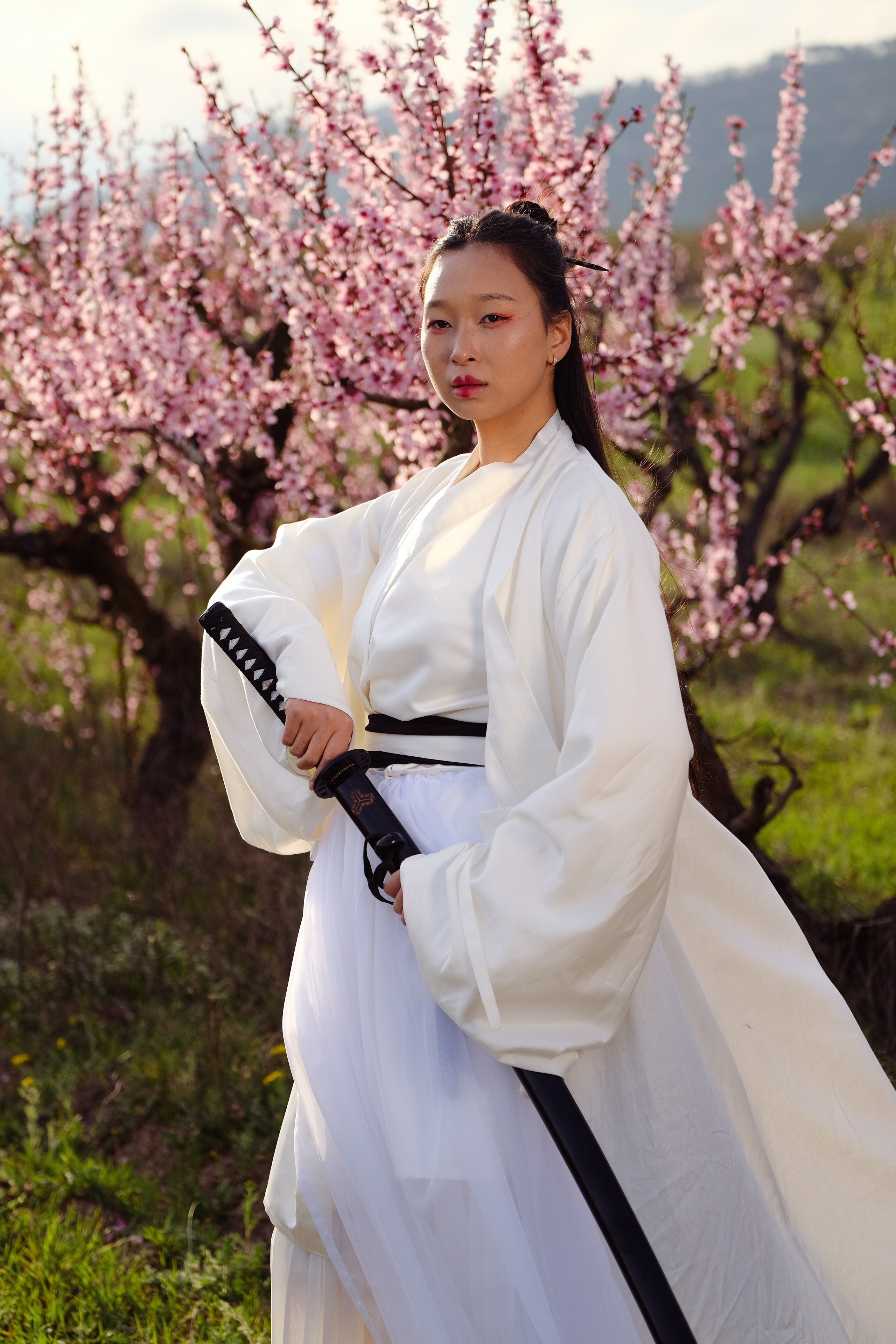 Фото в цветущих персиковых садах. Профессиональная фотосъемка в Крыму. Натуральные эмоции и живые кадры. Забронируйте дату прямо сейчас!