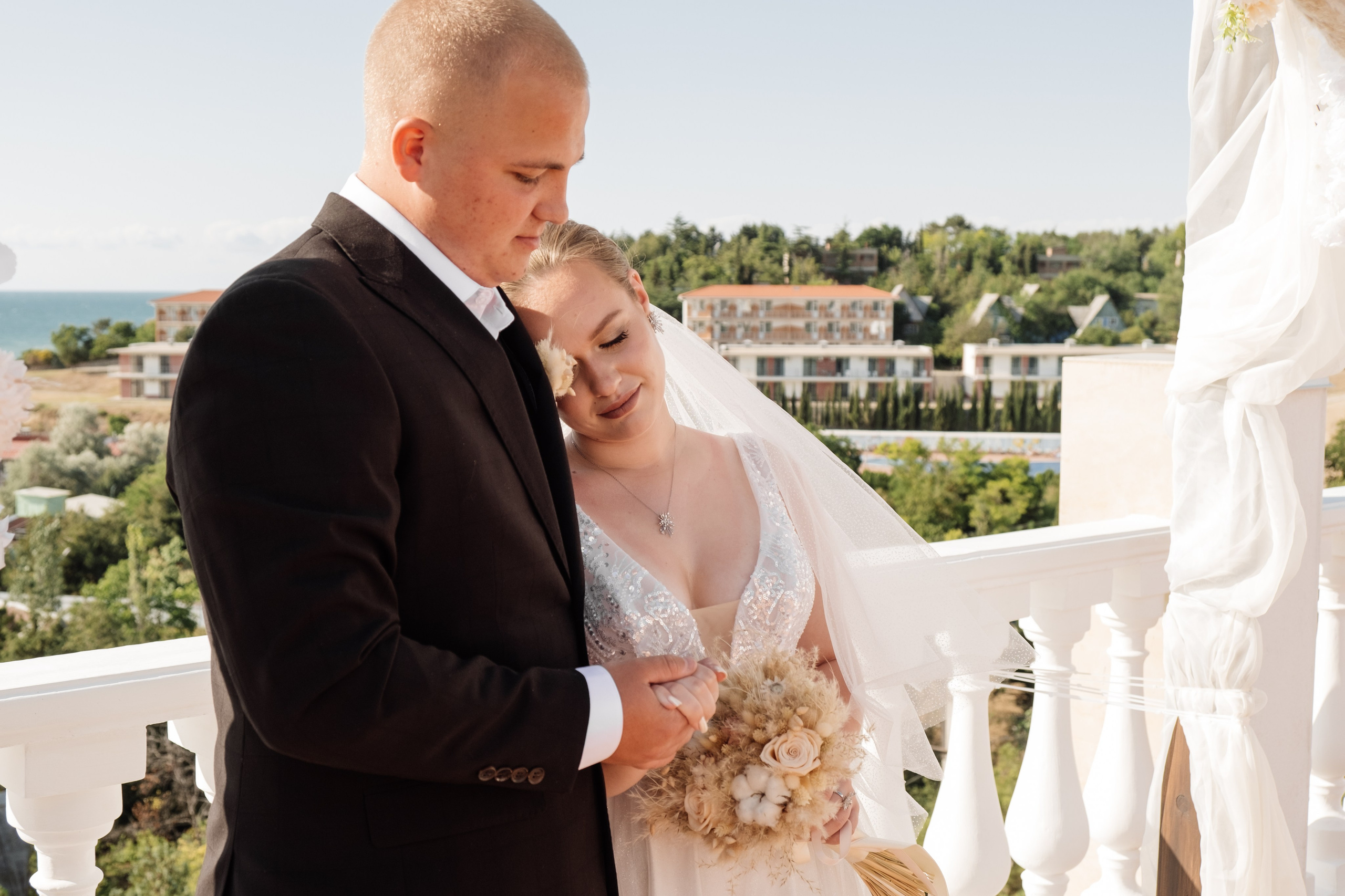 Свадебный ретопртаж. Профессиональная фотосъемка в Крыму. Натуральные эмоции и живые кадры. Забронируйте дату прямо сейчас!