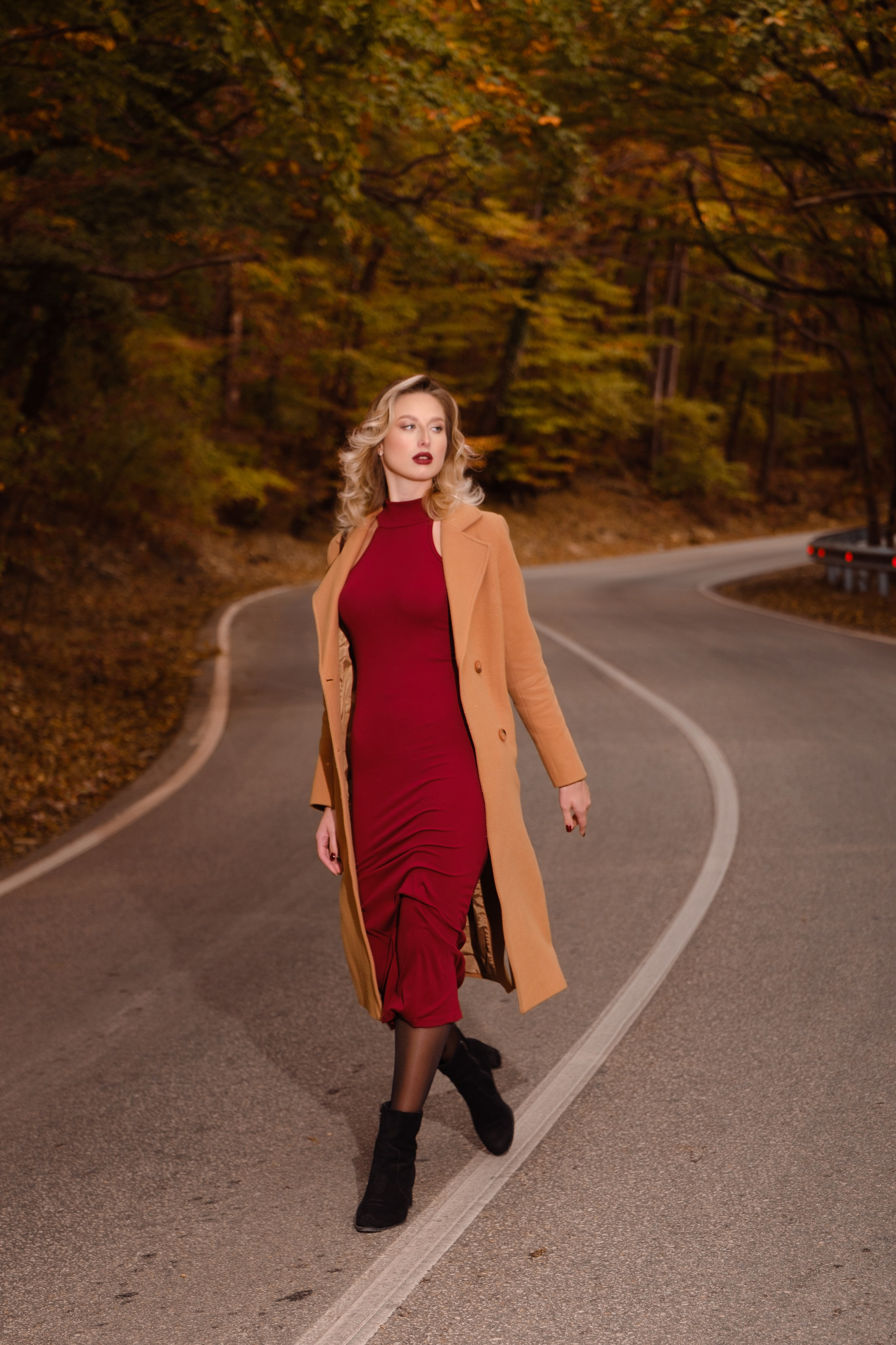 Дарья в центре города и осеннем лесу. Профессиональная фотосъемка в Крыму. Натуральные эмоции и живые кадры. Забронируйте дату прямо сейчас!