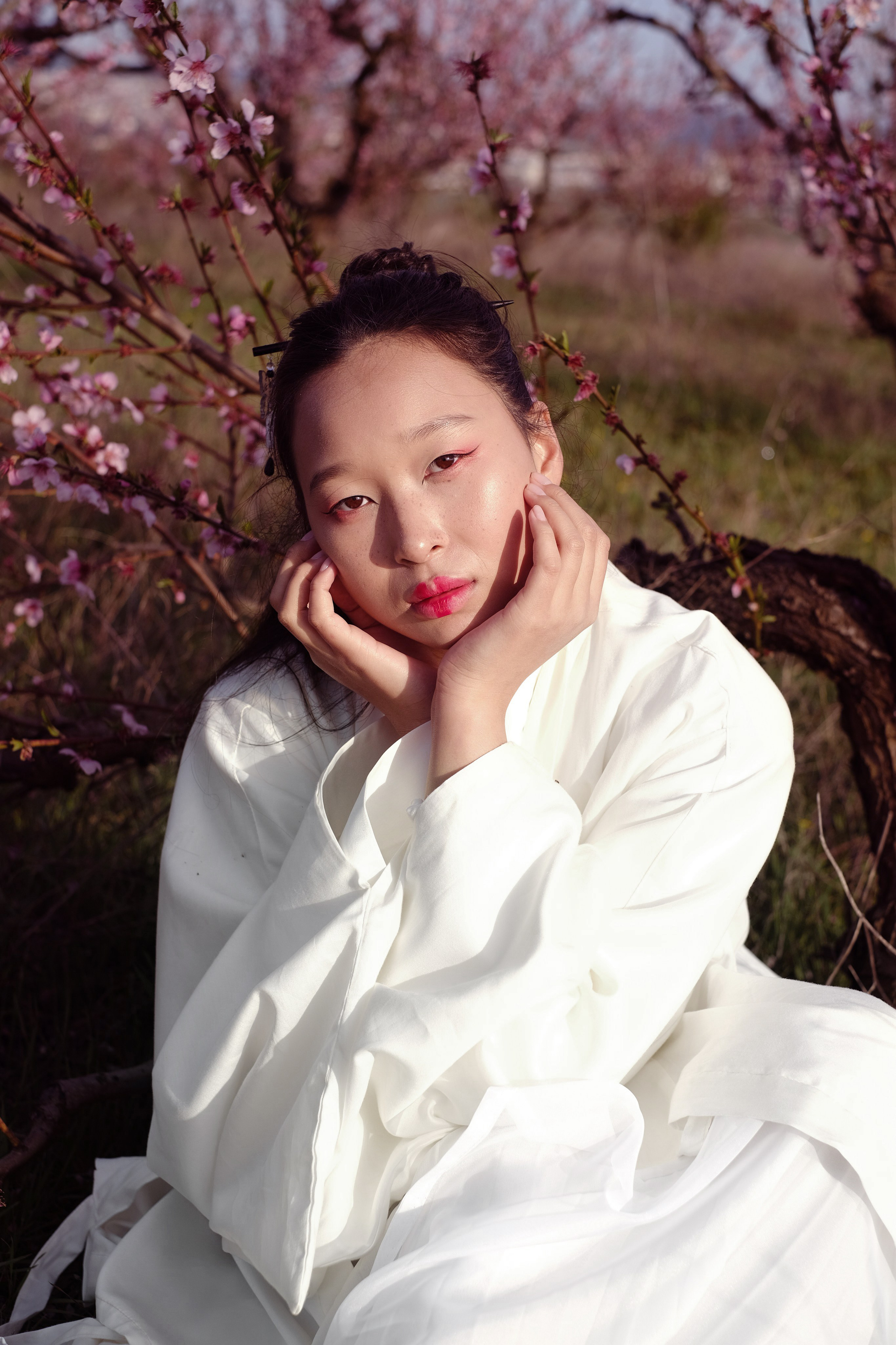 Фото в цветущих персиковых садах. Профессиональная фотосъемка в Крыму. Натуральные эмоции и живые кадры. Забронируйте дату прямо сейчас!