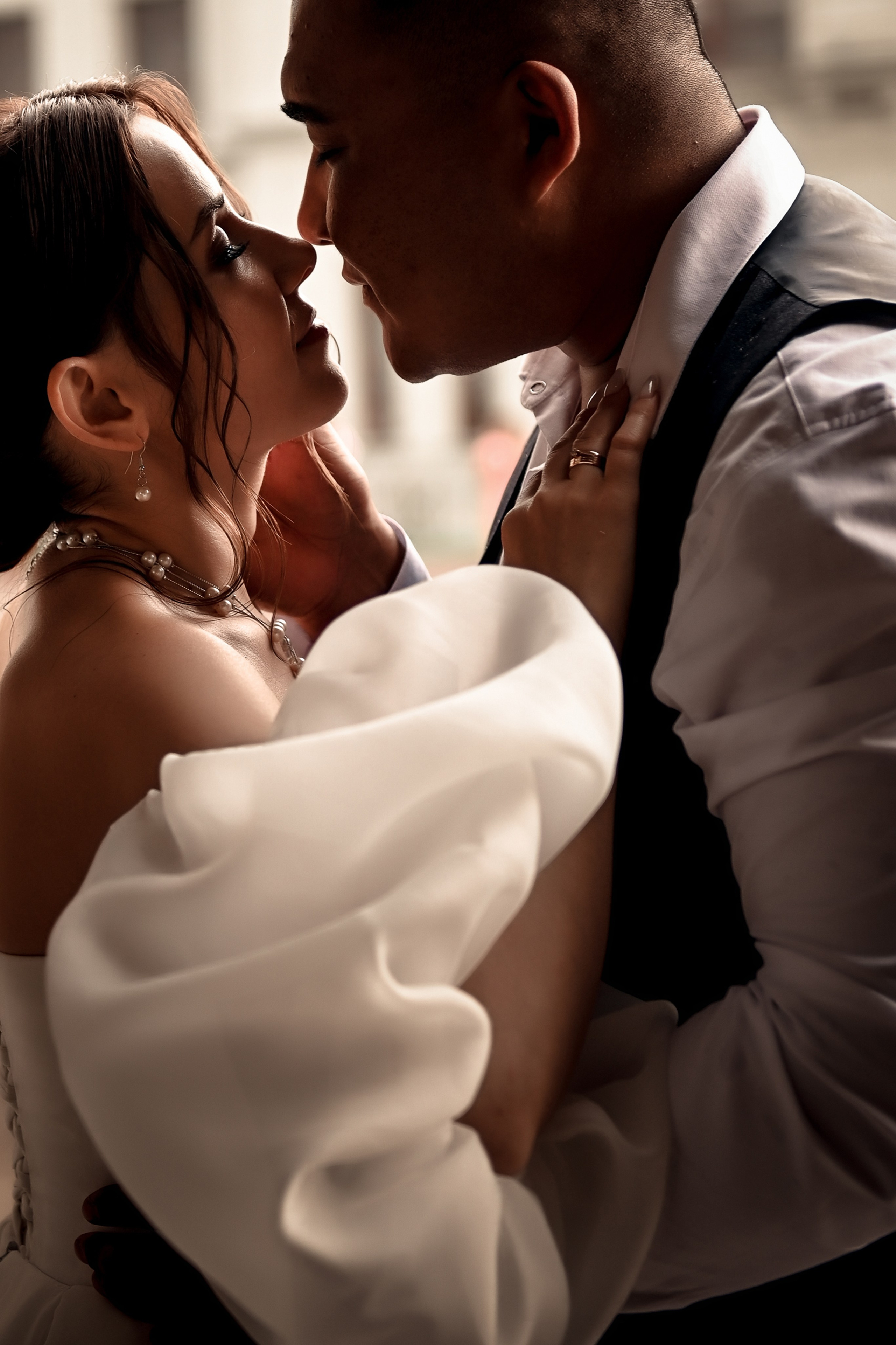 Небольшая свадебная серия в музее и прогулкой под дождем Эльмиры и Ризата. Свадебный, семейный, детский, контент фотограф в Омске Максим Ильин