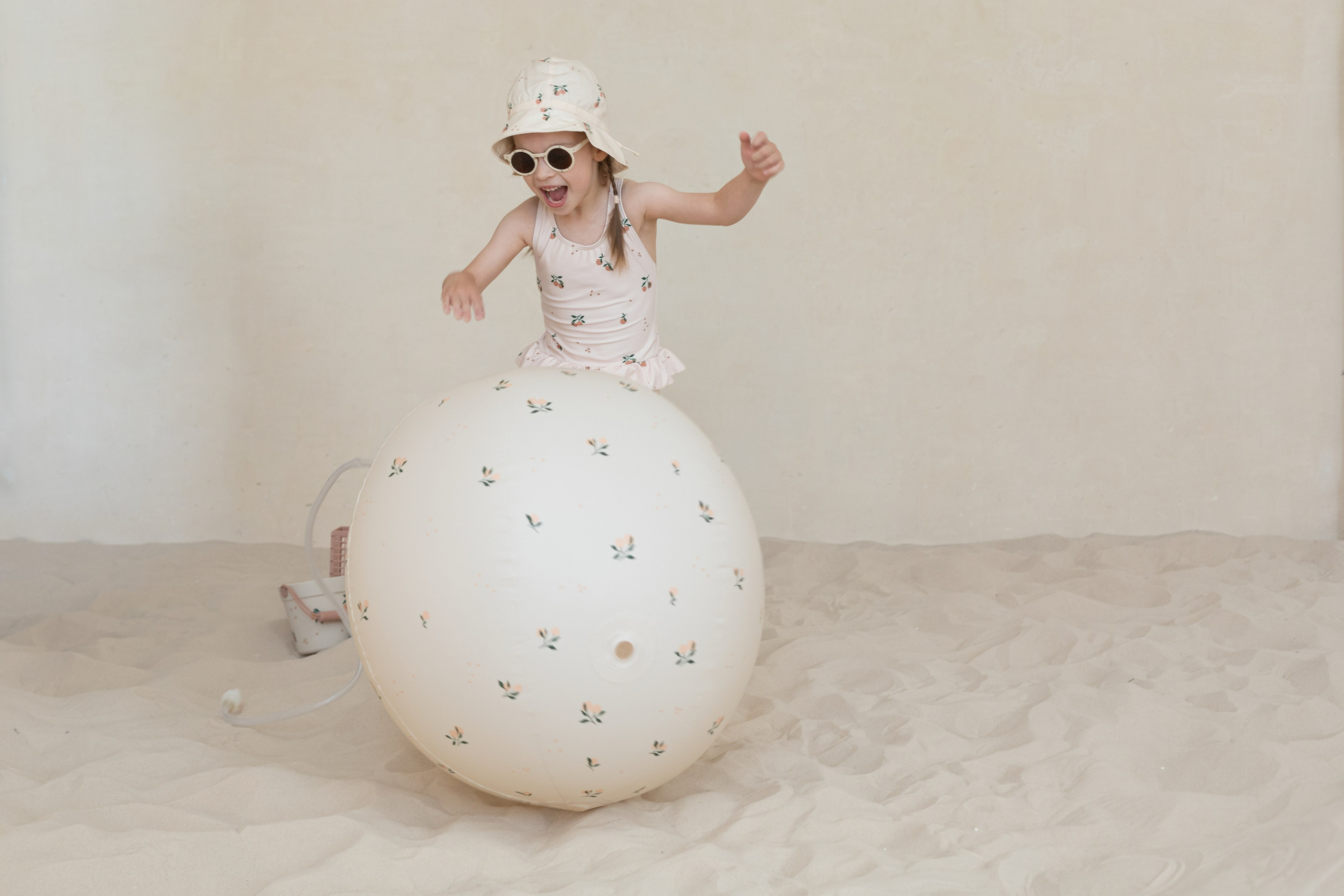 Фотосессия в песке для детского бренда. Детский и контент фотограф Надя Волкова Санкт-Петербург