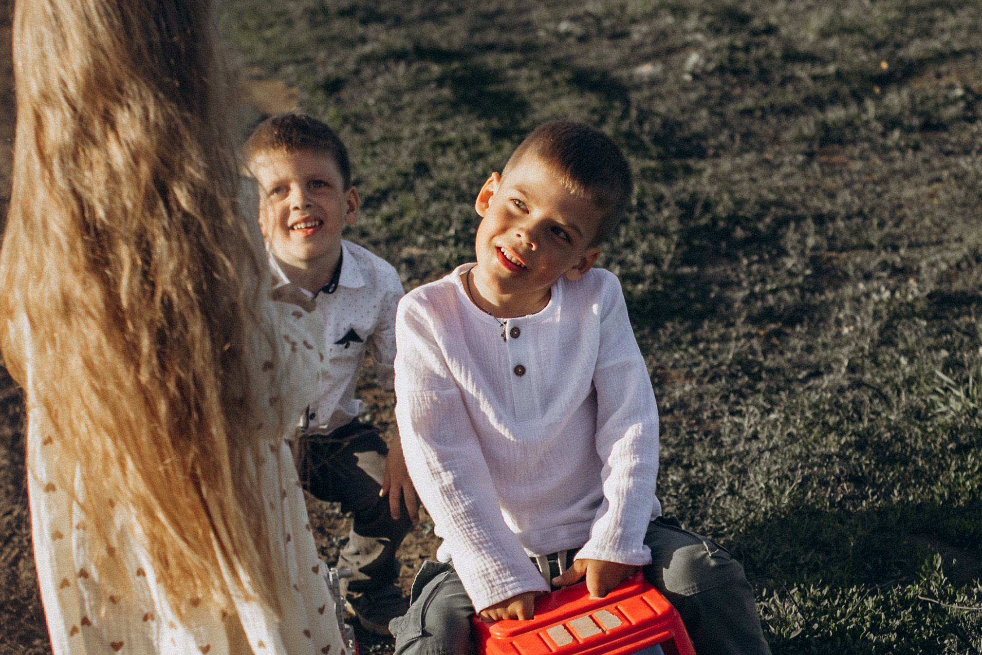 Саша, Миша, Вера и Вика летняя прогулочная съёмка. Семейный фотограф lifestyle в Новосибирске Елена Шпилевая