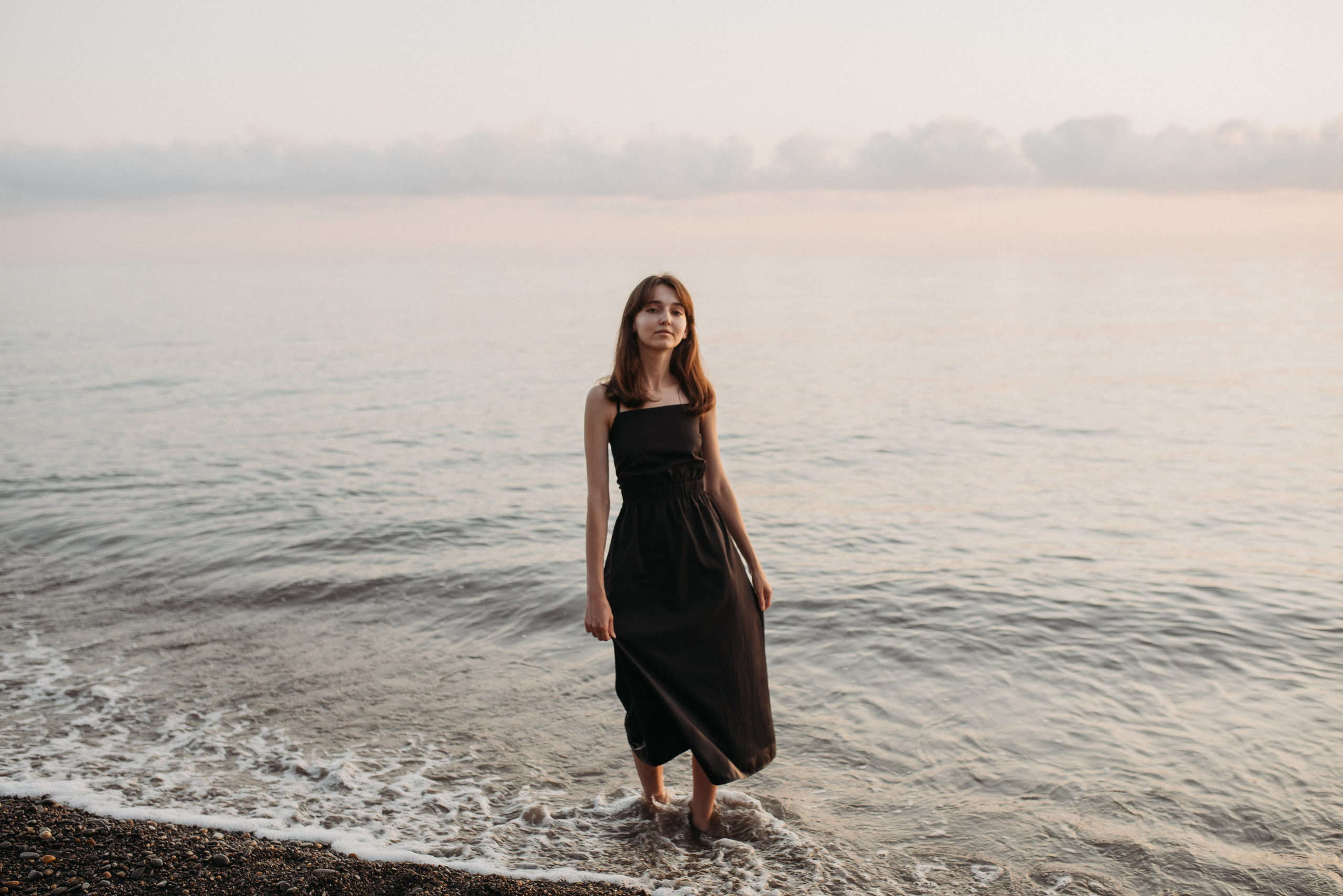 Семейная фотосессия мамы с дочками на берегу моря в Сочи Сириус Адлер. Фотограф в Сочи — Маргарита Поганова