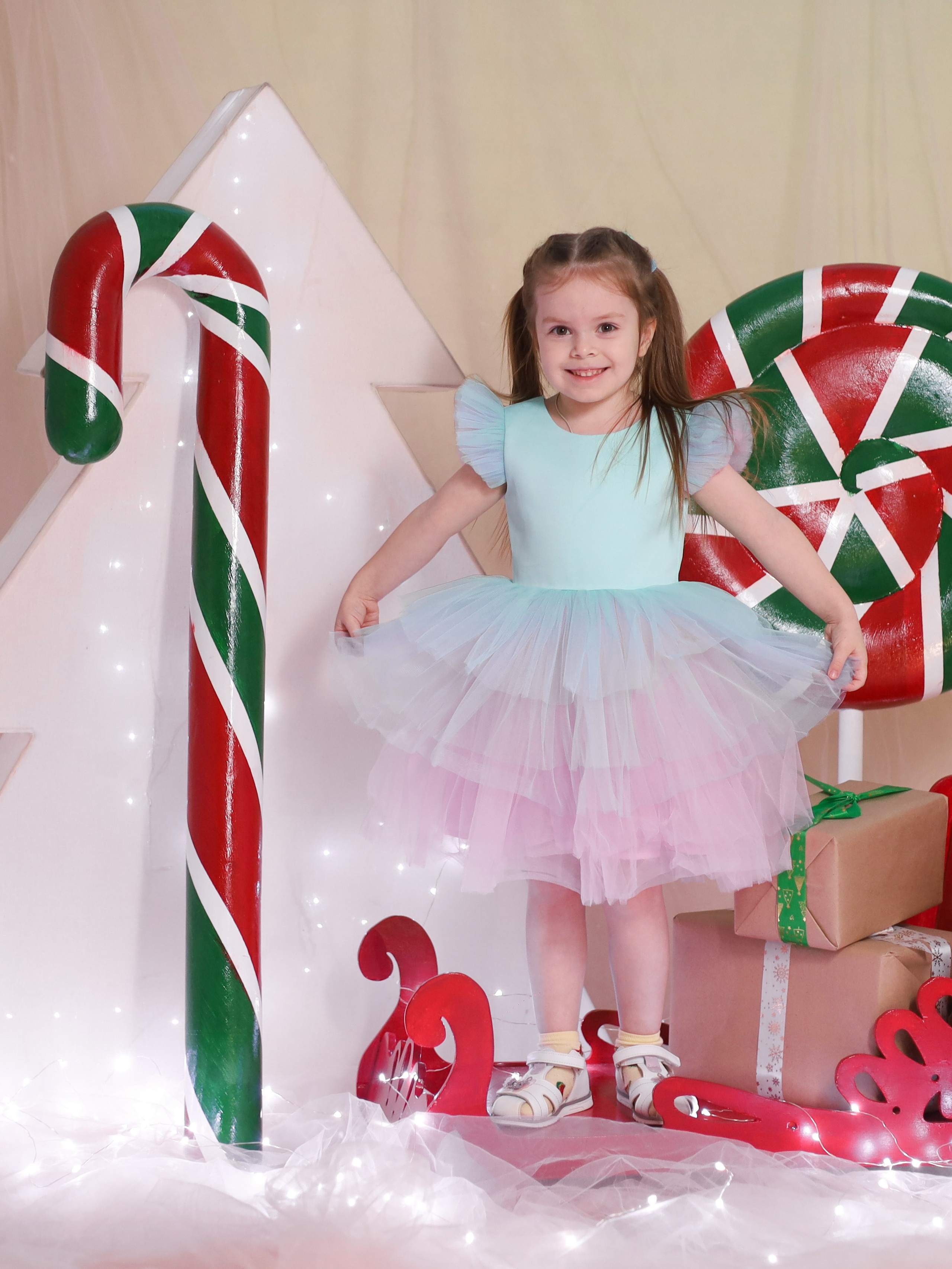 Общее фото в детском саду с выездным реквизитом в Тюмени. Выпускные альбомы в Тюмени для школ, садов, вузов спортивных секций