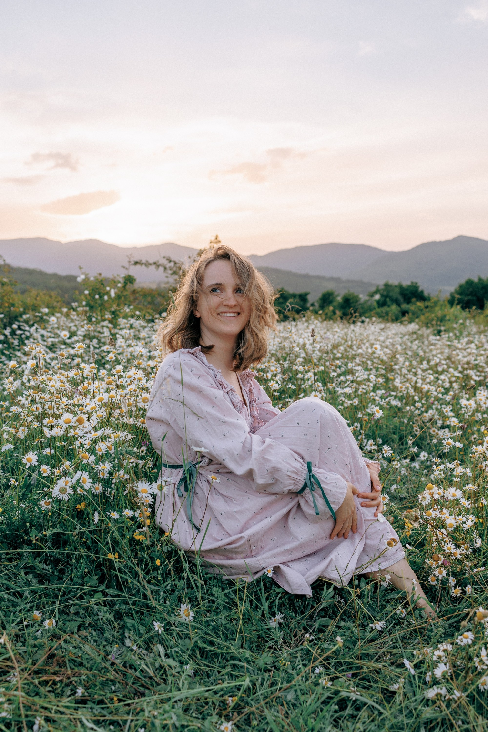 Picnic in the chamomile field in Georgia. Fedor Lemeshko — Destination Wedding and Family Lifestyle photographer