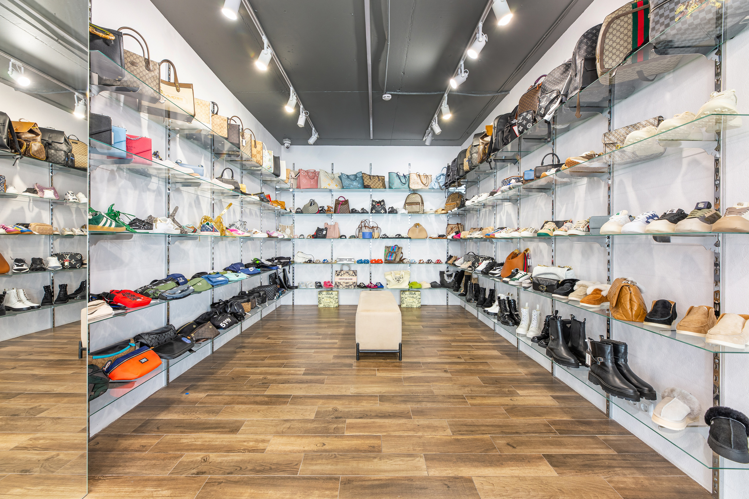 Renatphoto-Фотосъёмка магазина обуви. Профессиональная фотосъёмка интерьеров, предметная фотосессия еды для меню г. Анапа