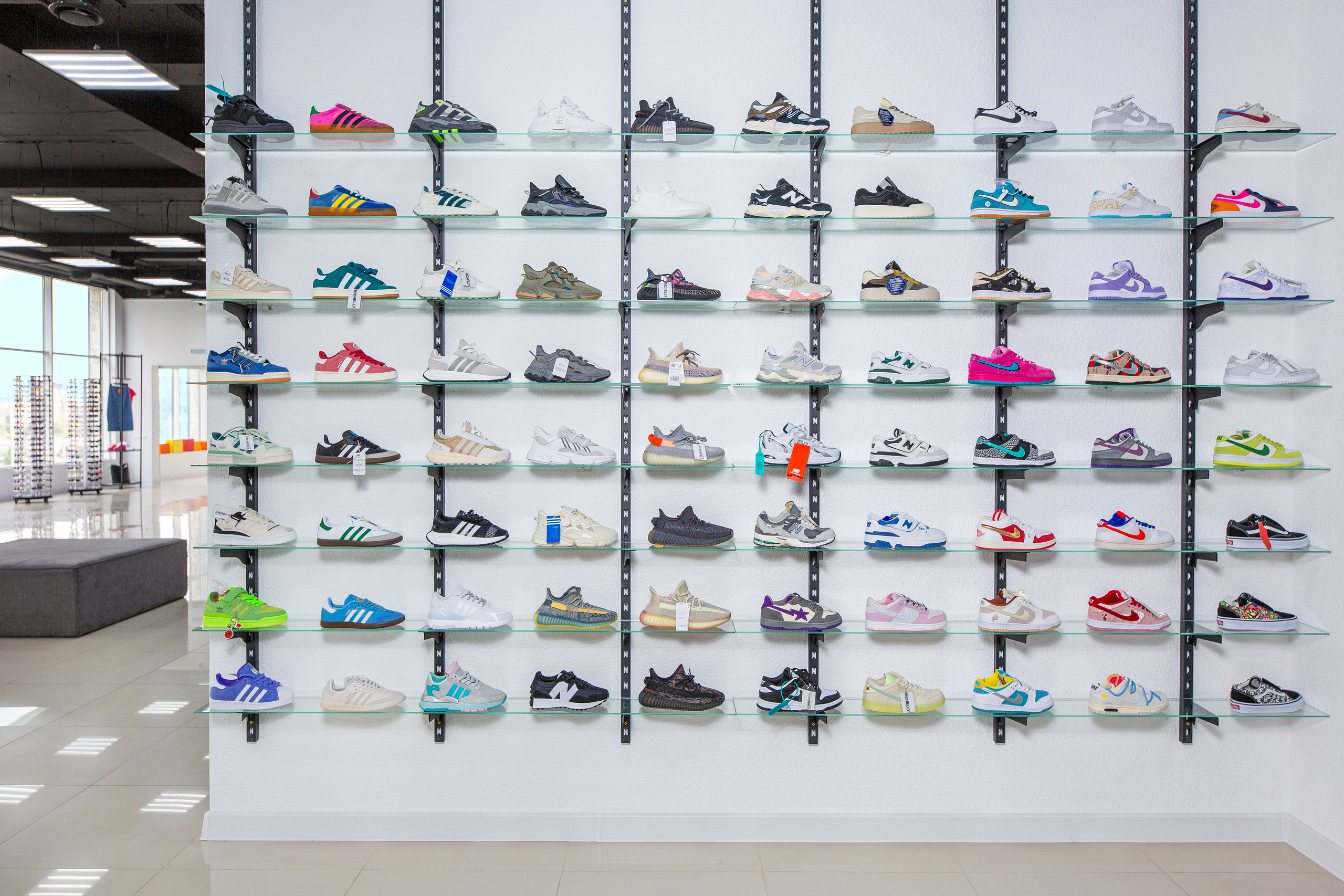 Renatphoto-Фотосъёмка магазина обуви. Профессиональная фотосъёмка интерьеров, предметная фотосессия еды для меню г. Анапа