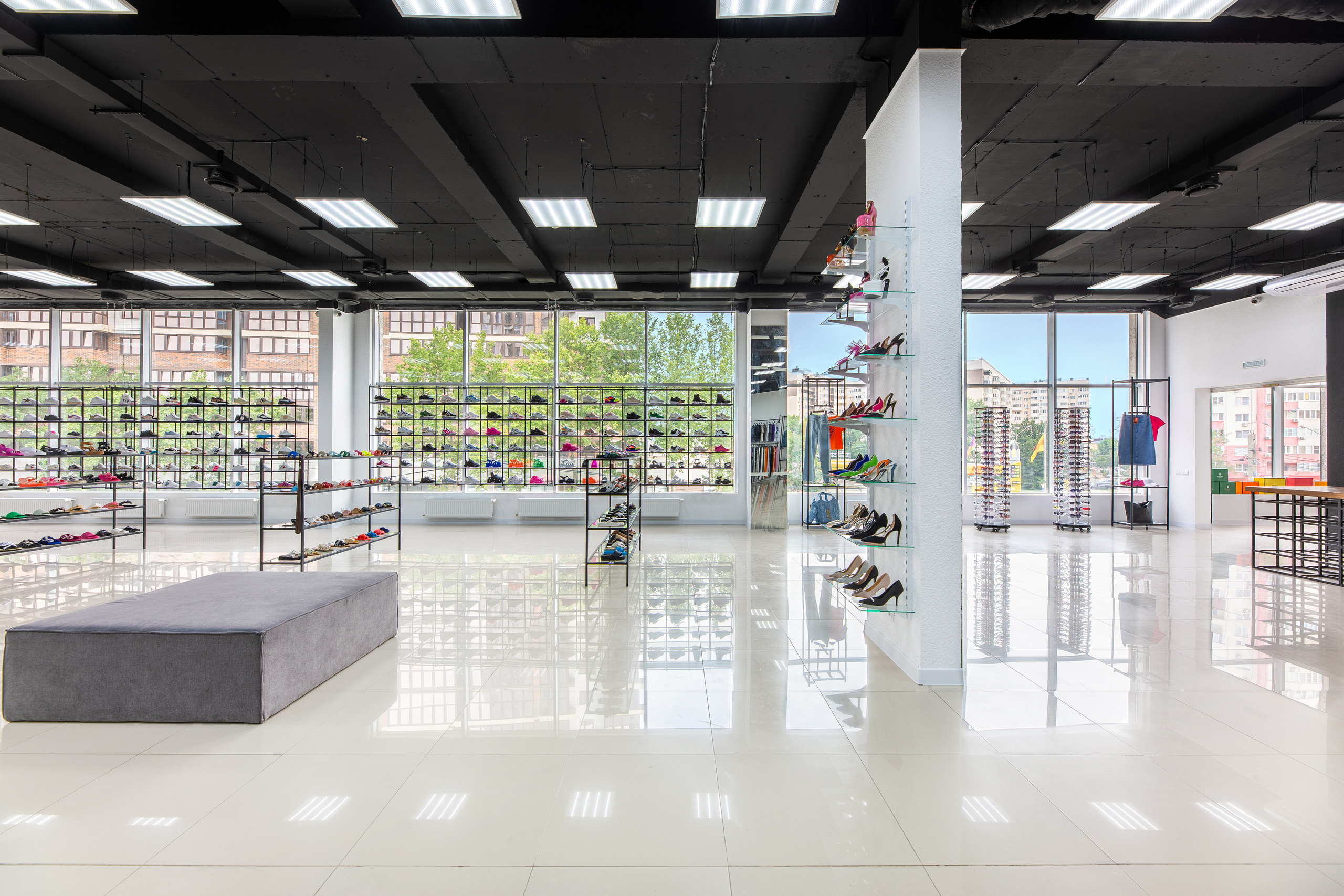 Renatphoto-Фотосъёмка магазина обуви. Профессиональная фотосъёмка интерьеров, предметная фотосессия еды для меню г. Анапа