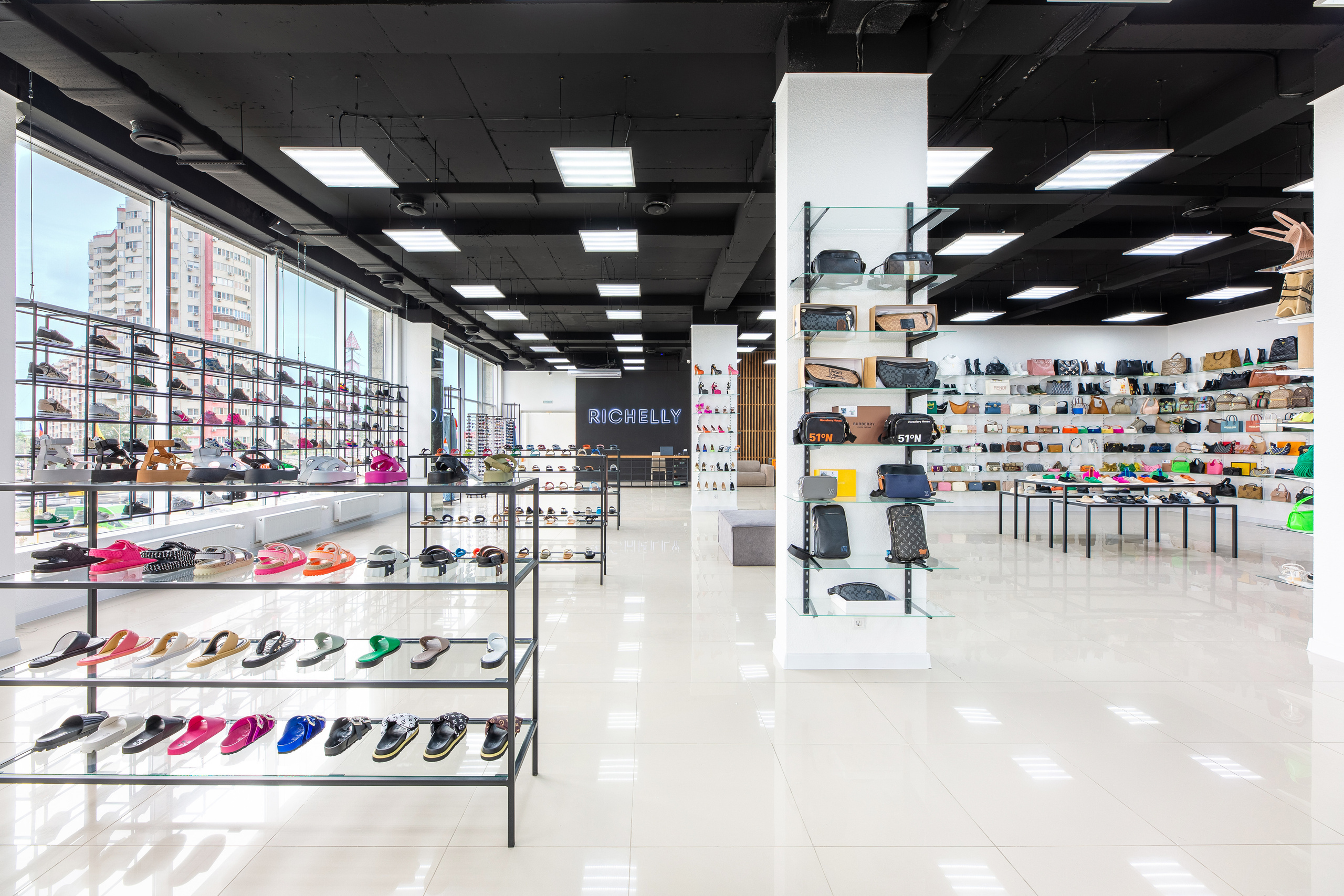 Renatphoto-Фотосъёмка магазина обуви. Профессиональная фотосъёмка интерьеров, предметная фотосессия еды для меню г. Анапа