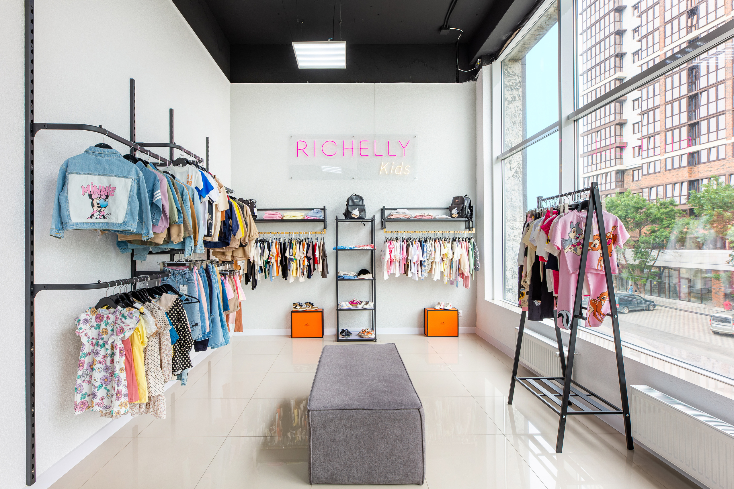 Renatphoto-Фотосъёмка магазина обуви. Профессиональная фотосъёмка интерьеров, предметная фотосессия еды для меню г. Анапа