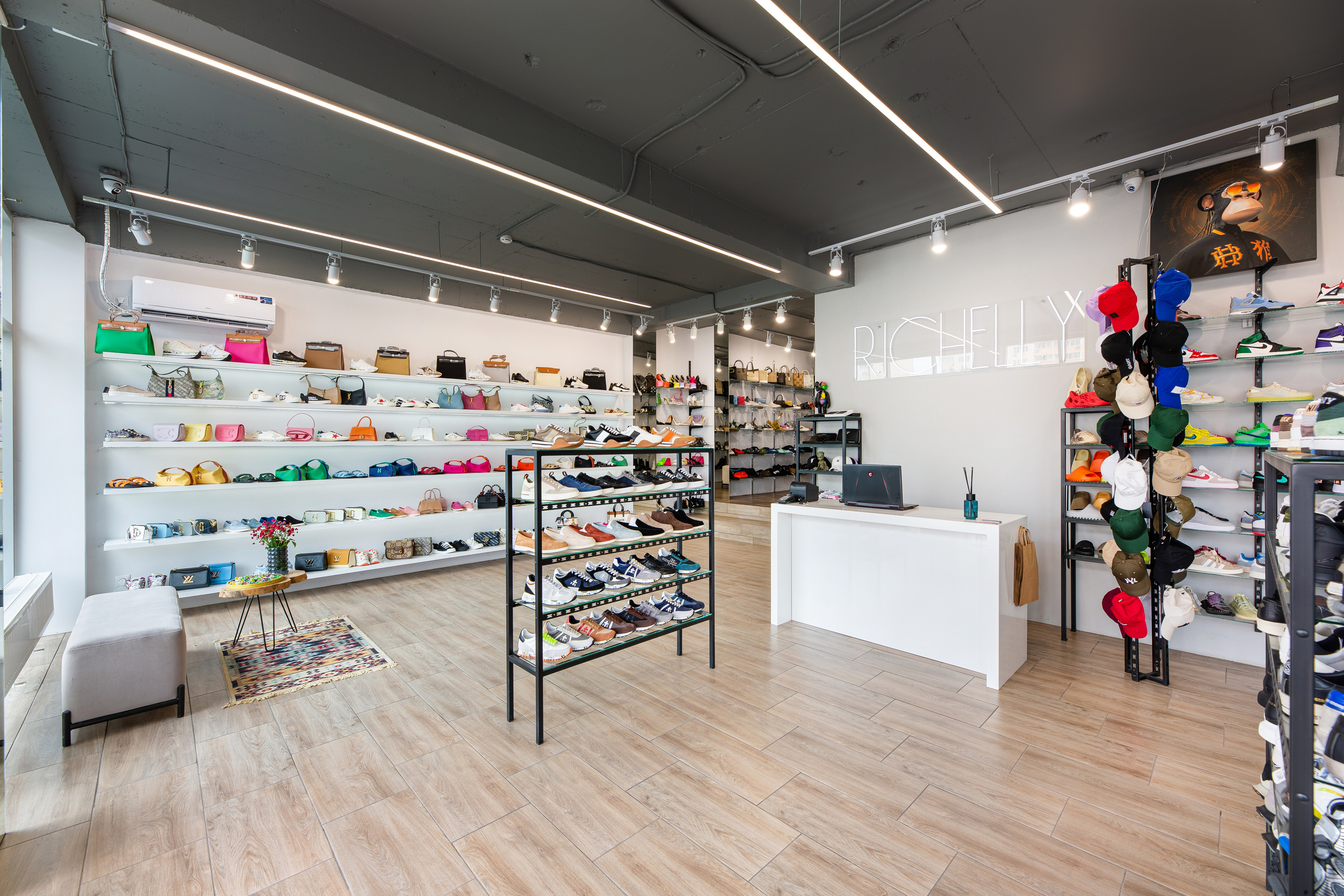 Renatphoto-Фотосъёмка магазина обуви. Профессиональная фотосъёмка интерьеров, предметная фотосессия еды для меню г. Анапа