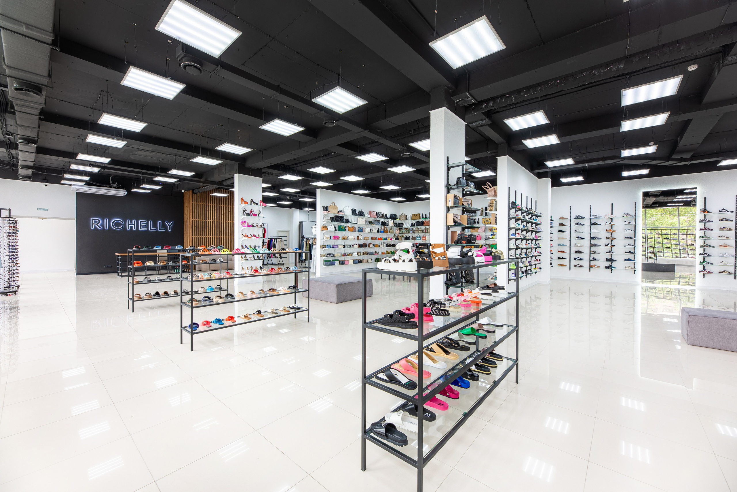 Renatphoto-Фотосъёмка магазина обуви. Профессиональная фотосъёмка интерьеров, предметная фотосессия еды для меню г. Анапа