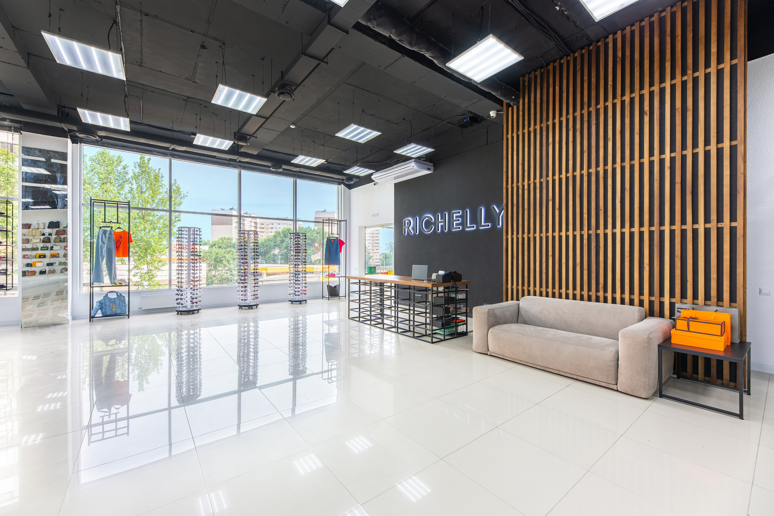 Renatphoto-Фотосъёмка магазина обуви. Профессиональная фотосъёмка интерьеров, предметная фотосессия еды для меню г. Анапа