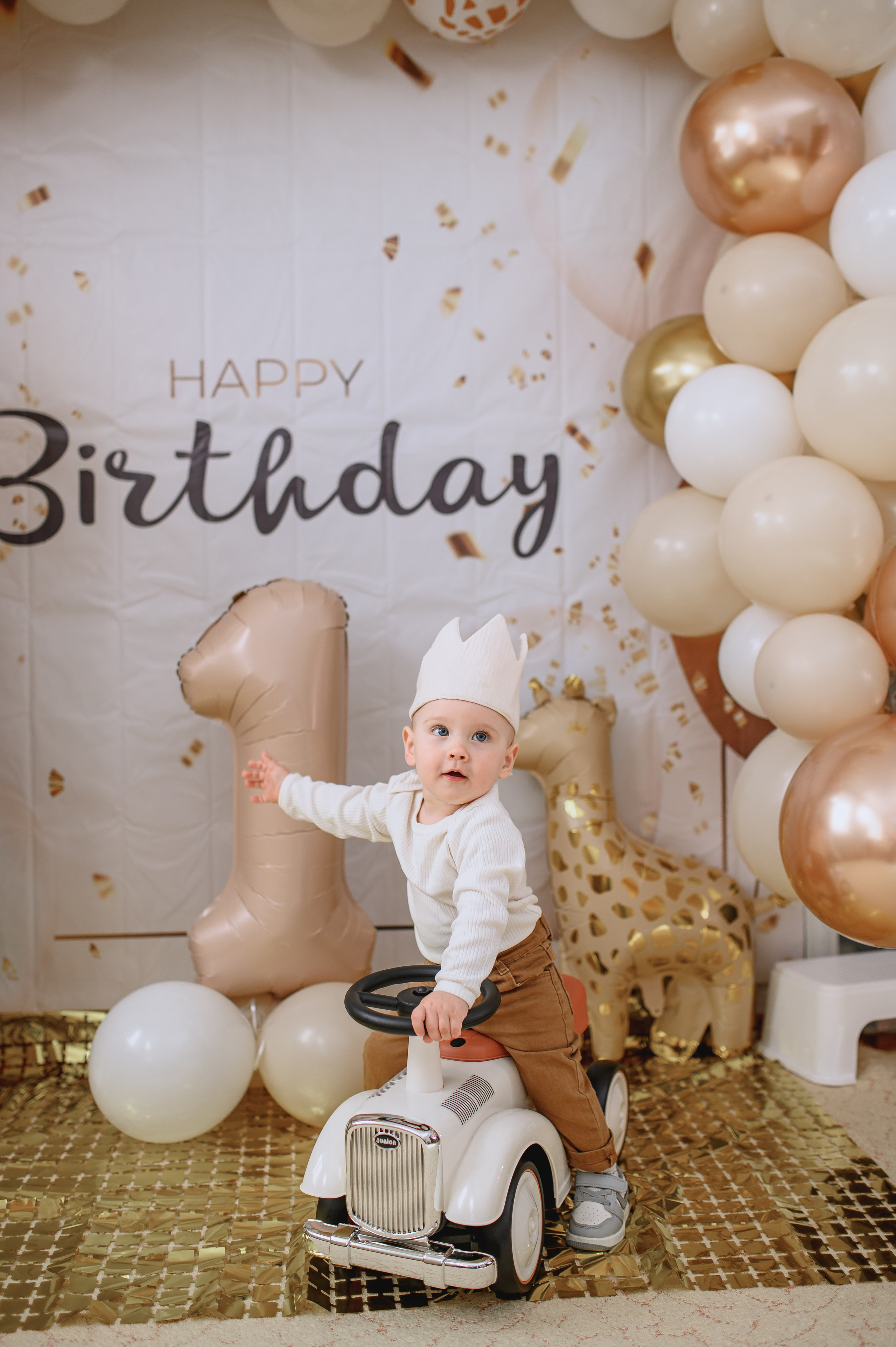 Дома во дворе и на фотозоне. Годик. Фотограф Котова Валентина