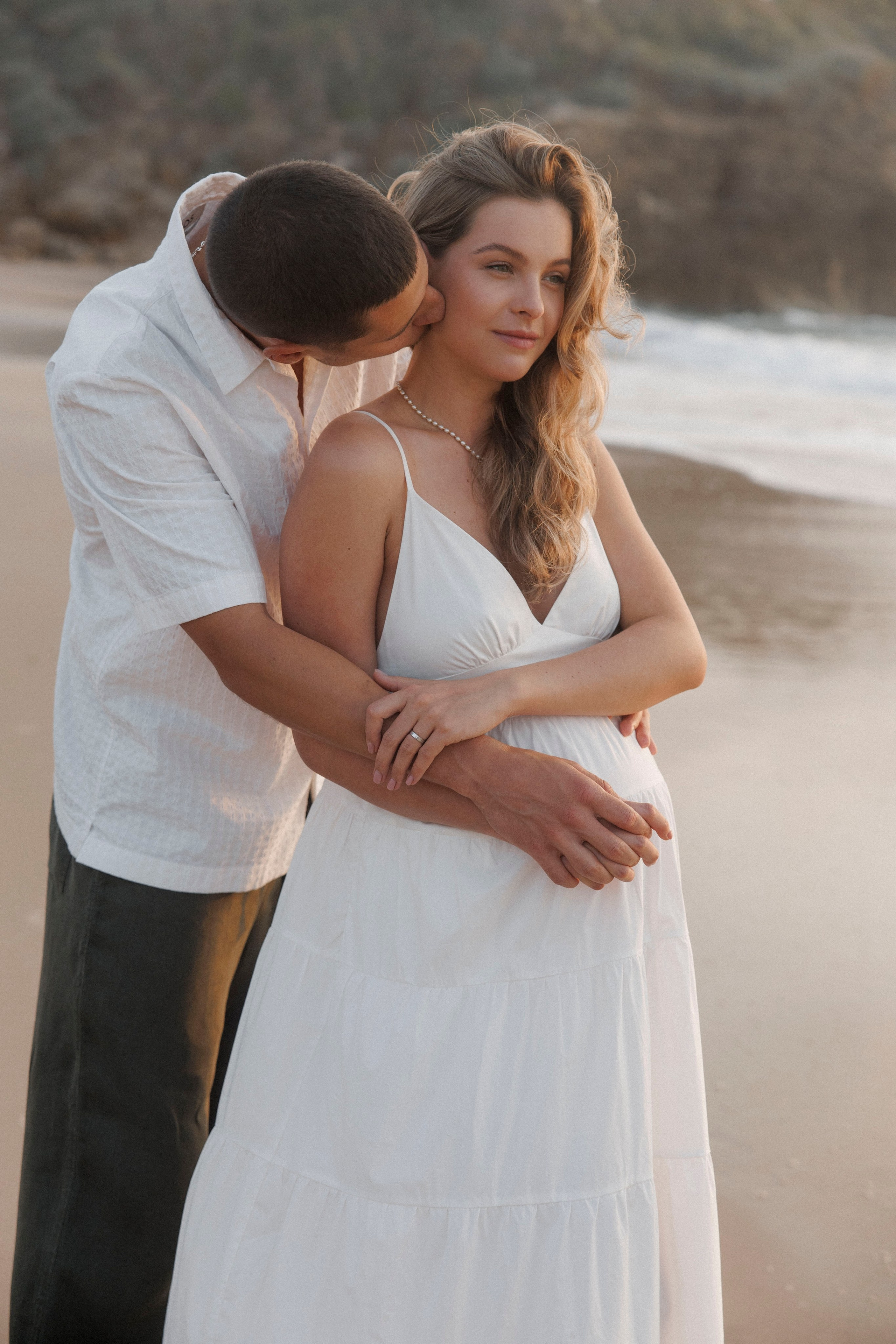 Pregnancy photoshoot near the sea (cloudy weather). Главная