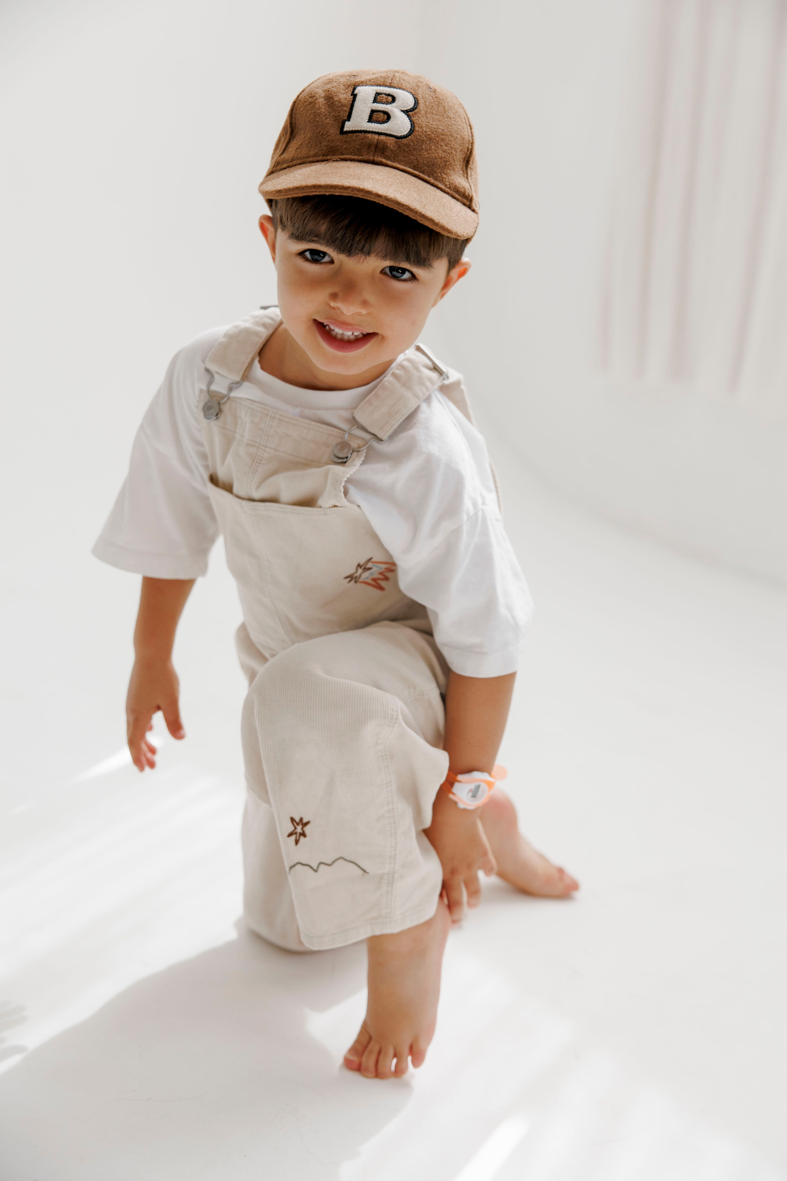 Family photoshoot inside the studio. Wedding and family photographer