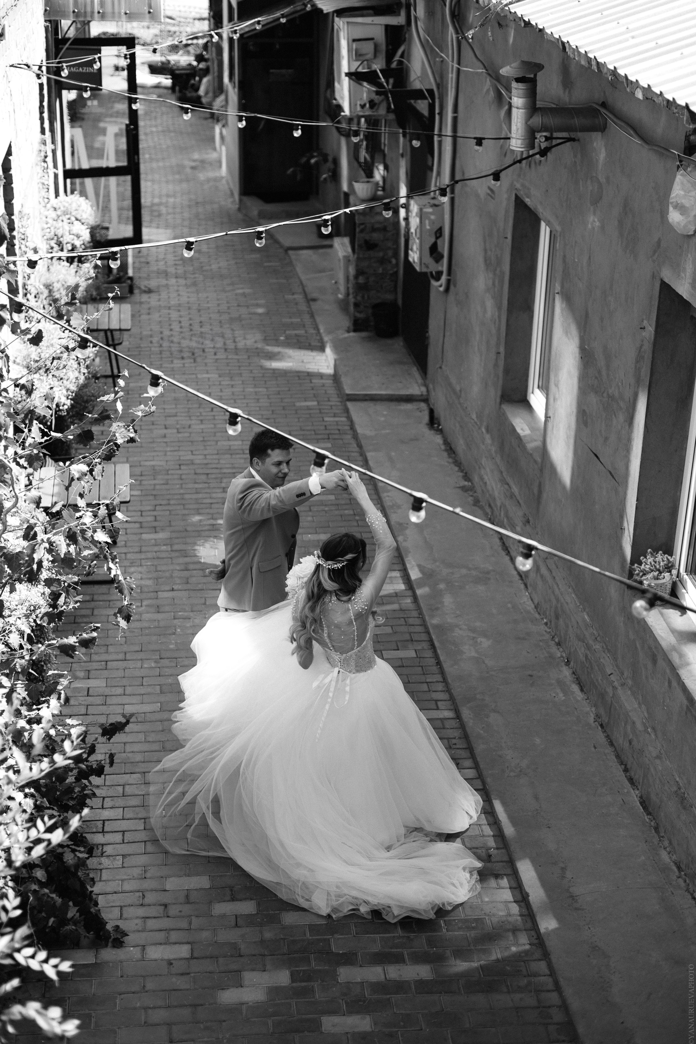 Невеста кружится в танце вид сверху