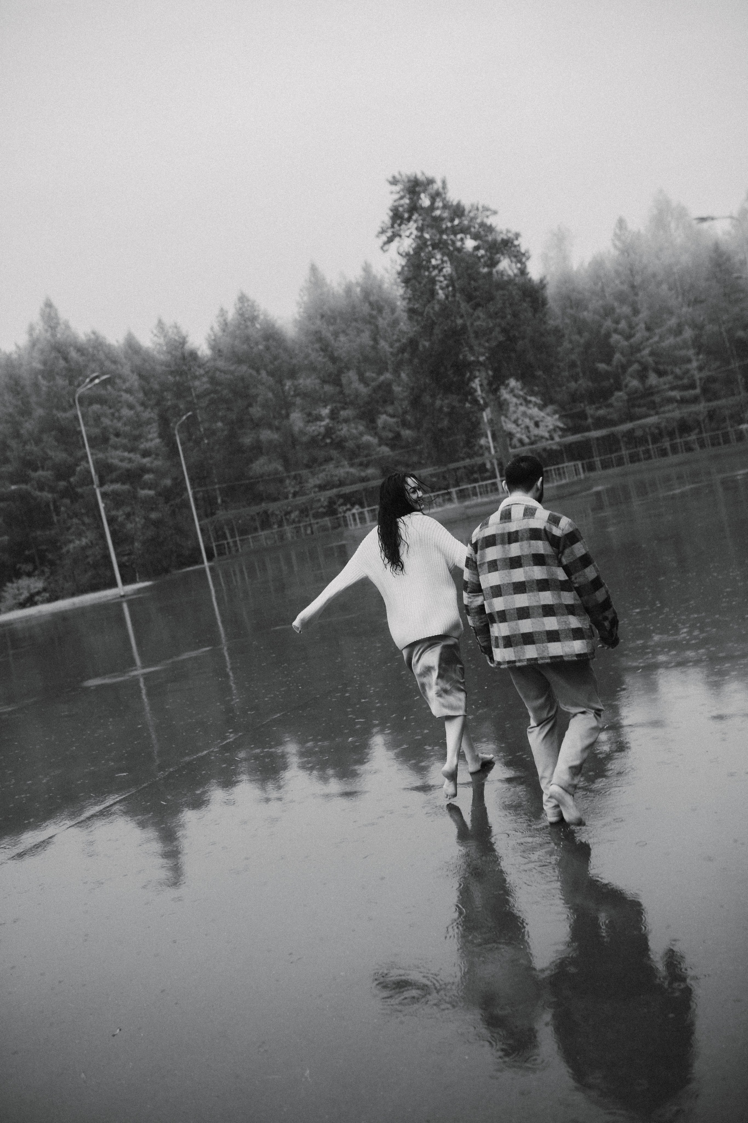 Бегать по сентябрьским лужам вдвоём. Свадебный фотограф Новосибирск