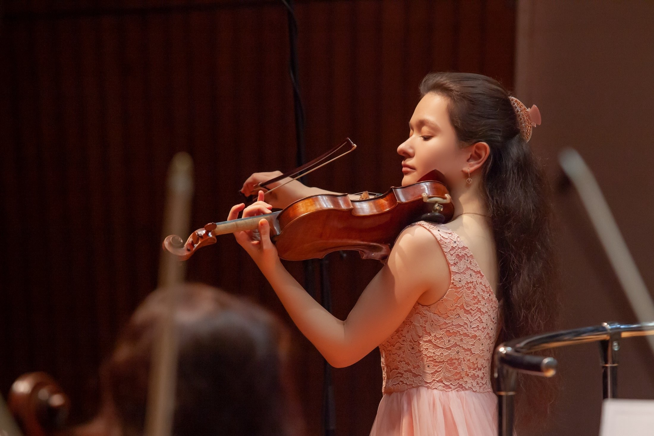 На сцене. Скрипачка Анна Савкина