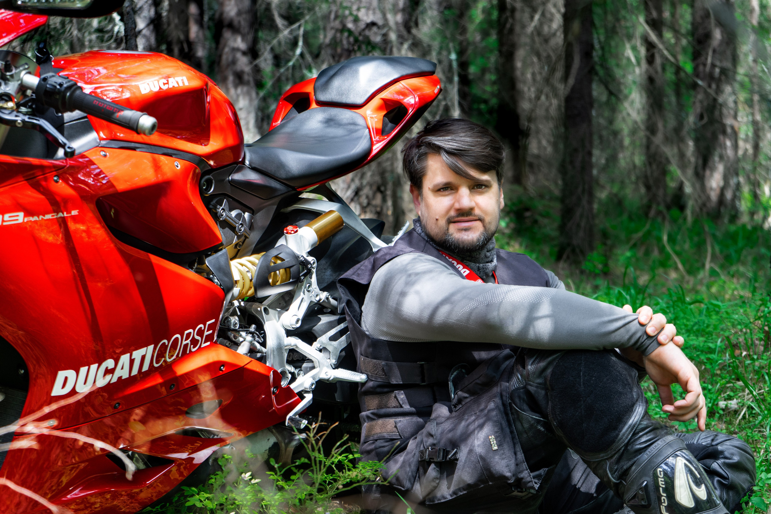 Мужская фотосессия в лесу на Корсе. Фотограф Екатеринбург Кокшарова Александра