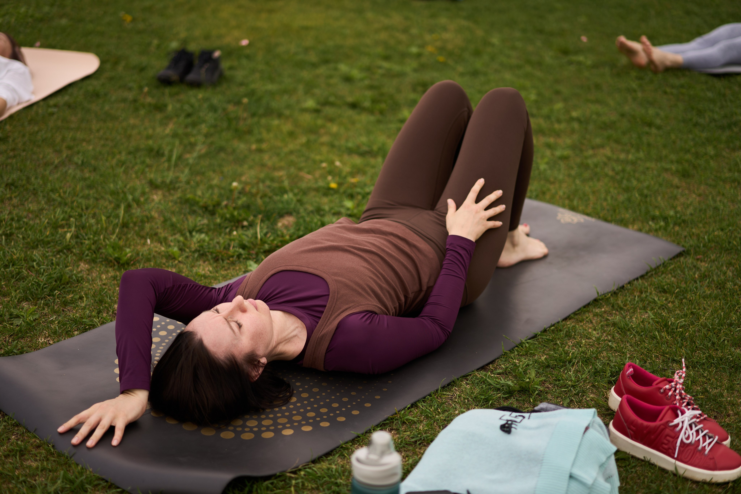 Репортажная съемка занятия йоги в парке. Фотограф Екатеринбург Кокшарова Александра